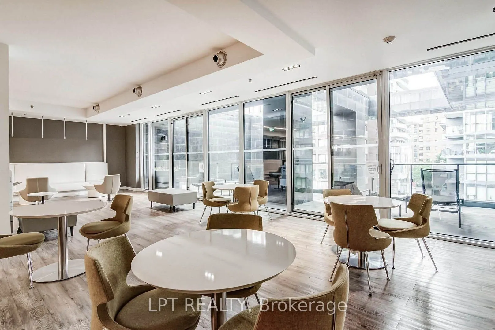 181 Dundas Street E #807