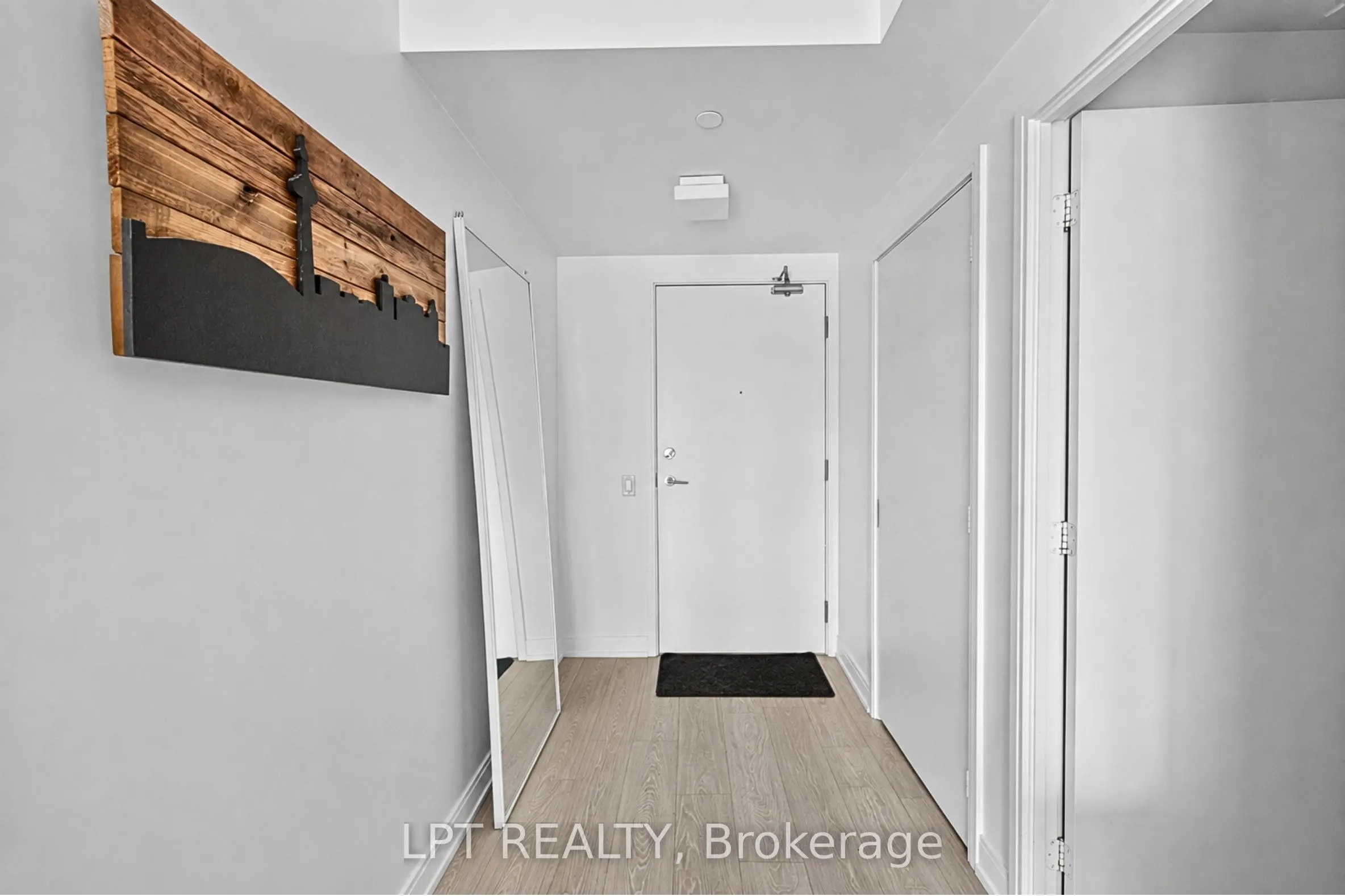 181 Dundas Street E #807