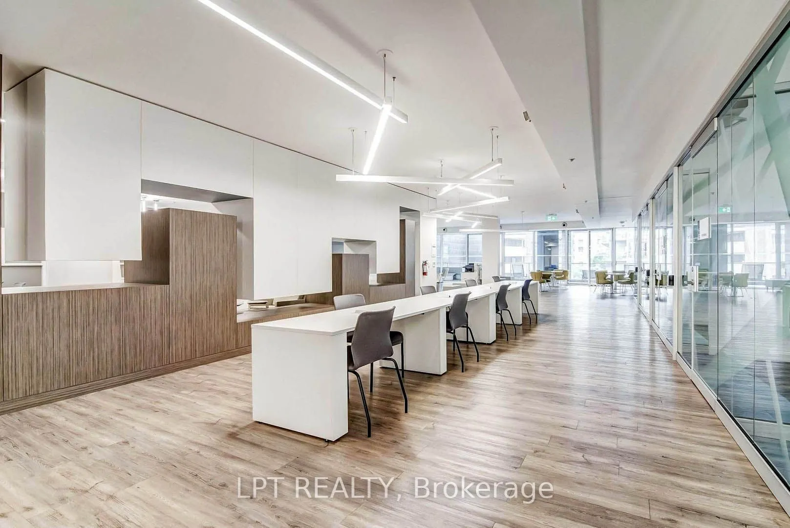 181 Dundas Street E #807