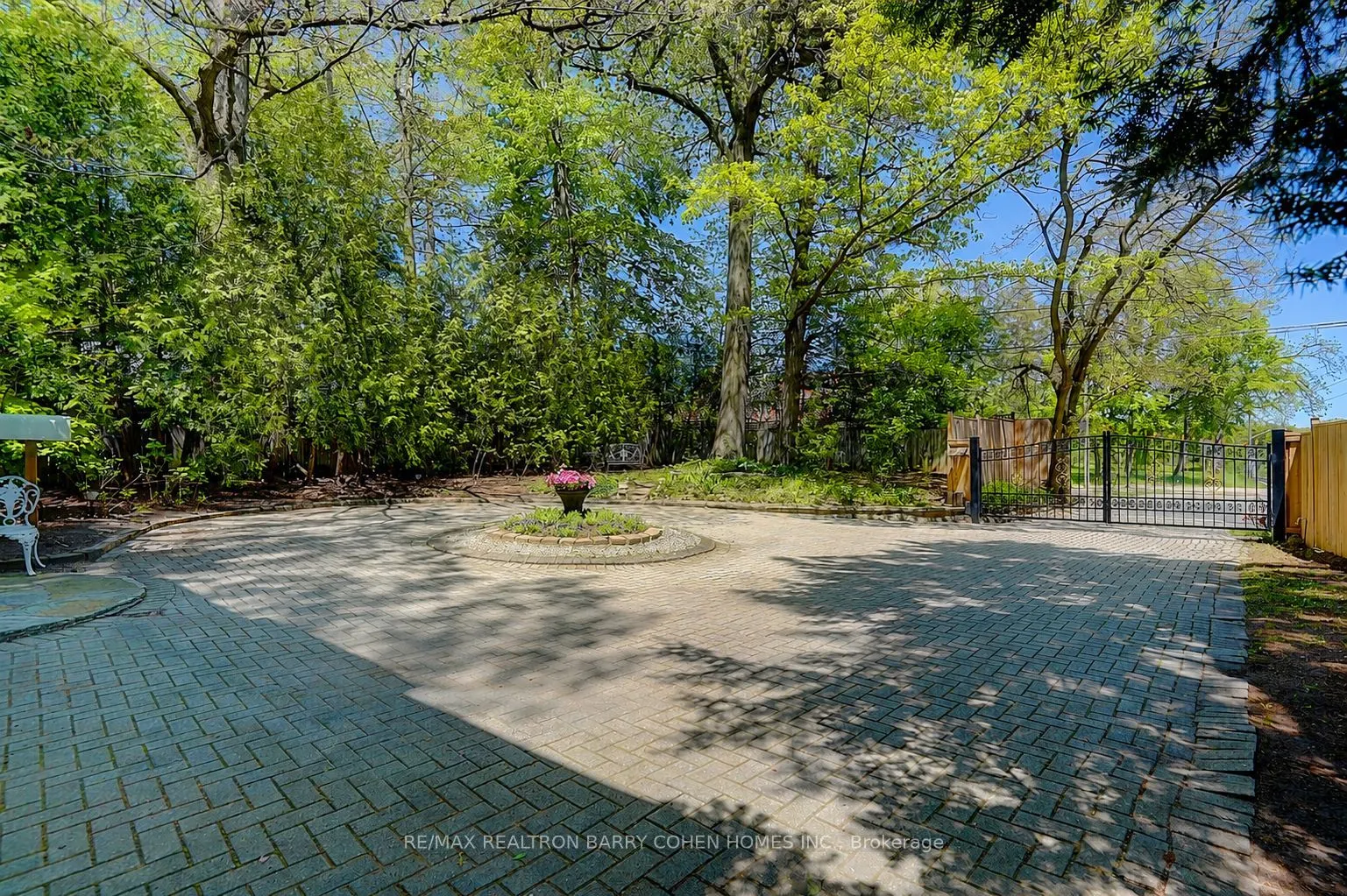 321 Lawrence Avenue E