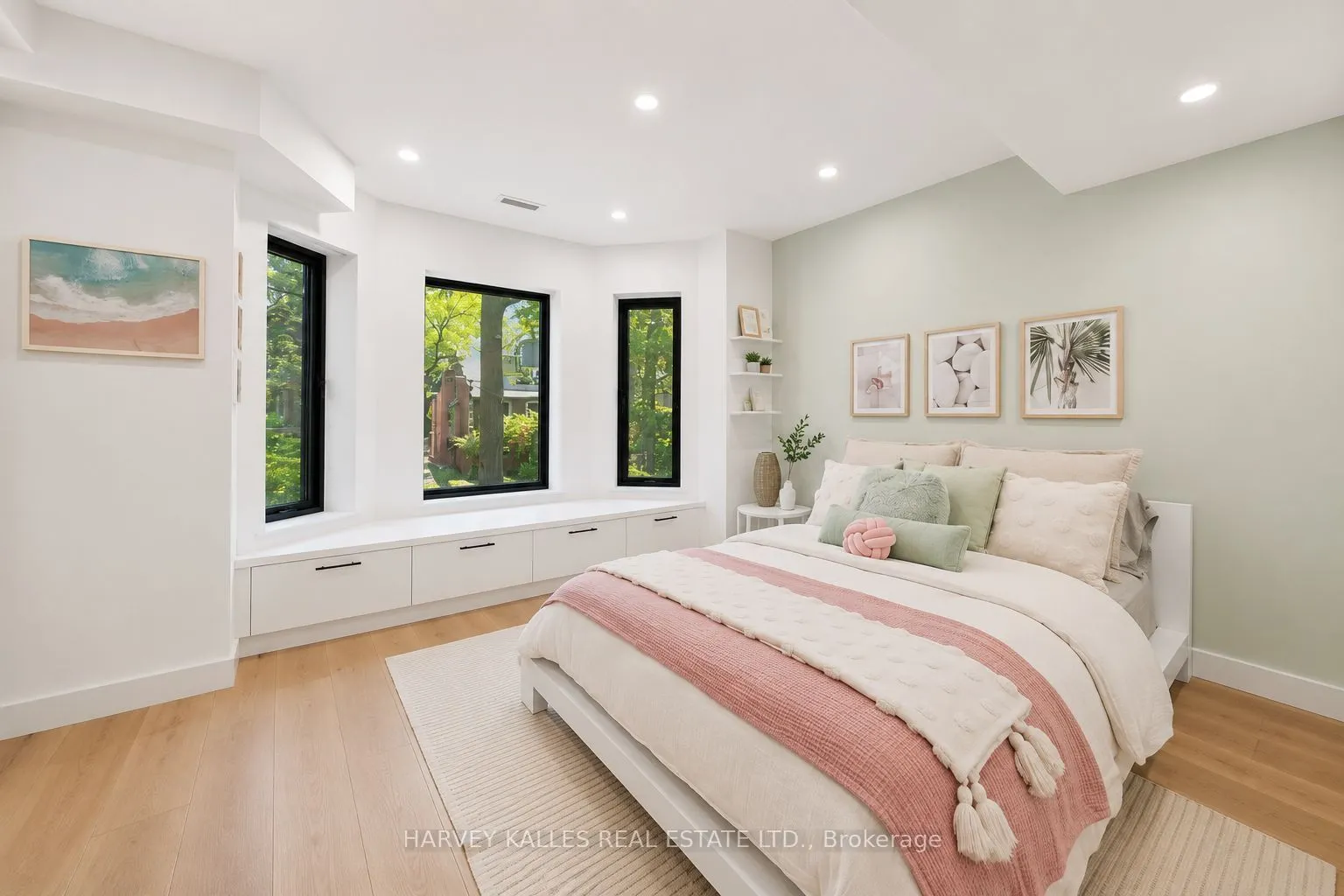 128 Lyndhurst Avenue