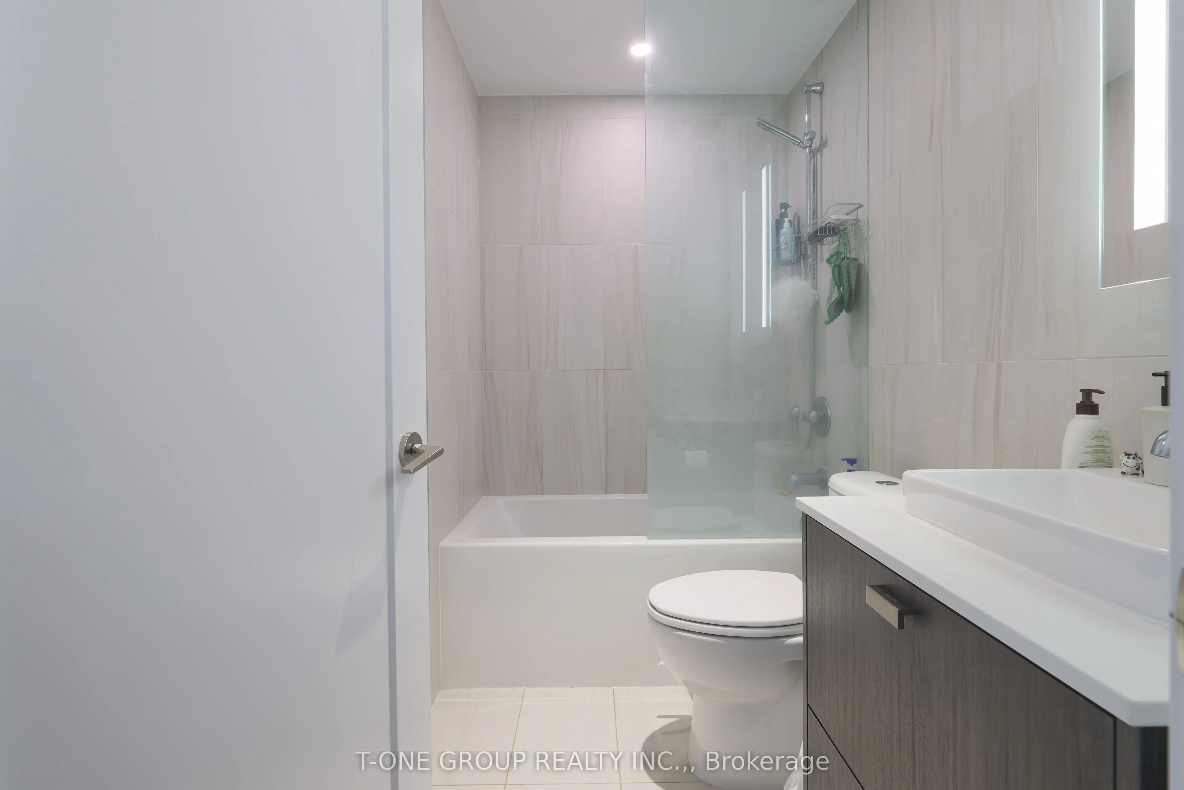 470 Front Street W #815