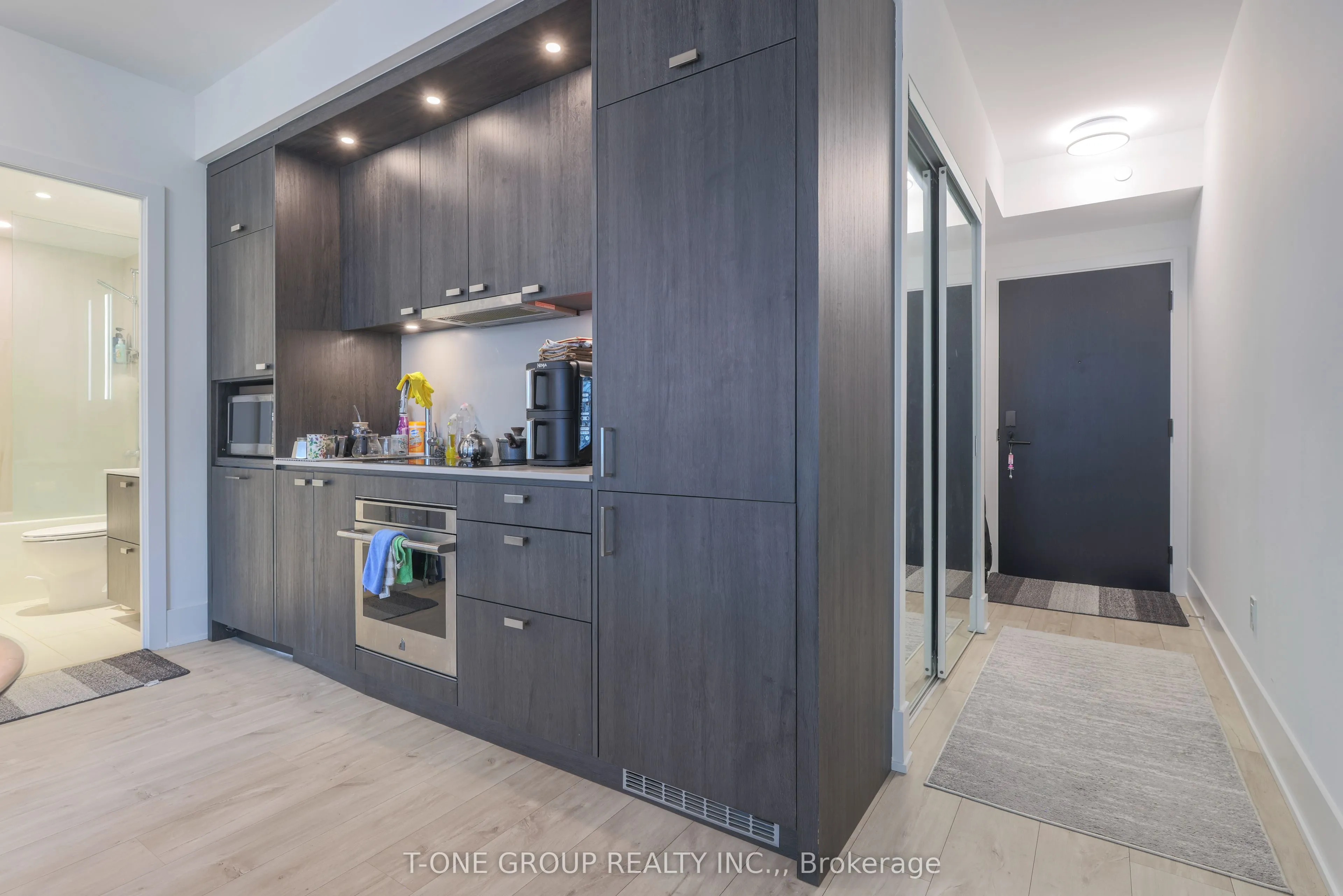 470 Front Street W #815
