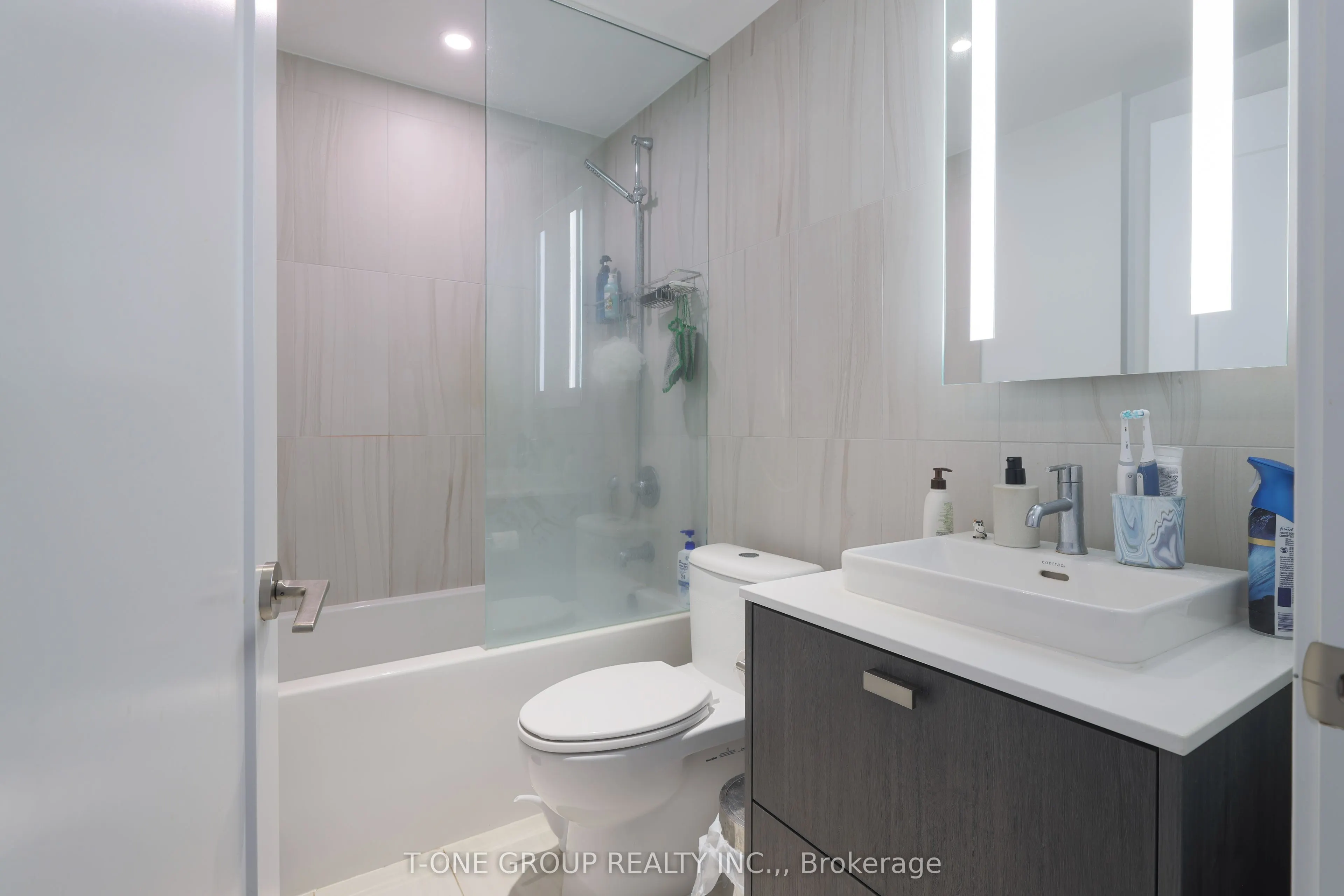 470 Front Street W #815