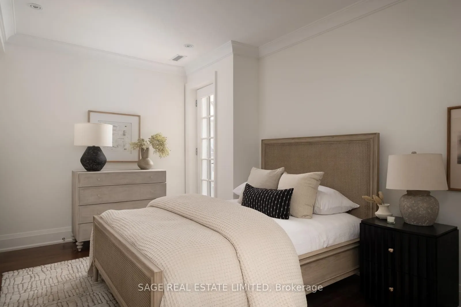 319 Lonsdale Road #3D