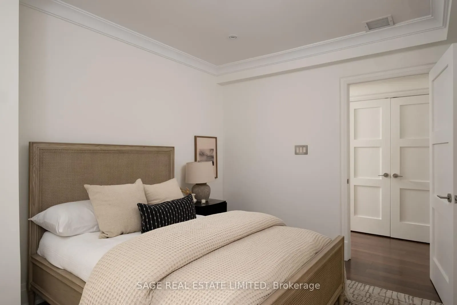 319 Lonsdale Road #3D