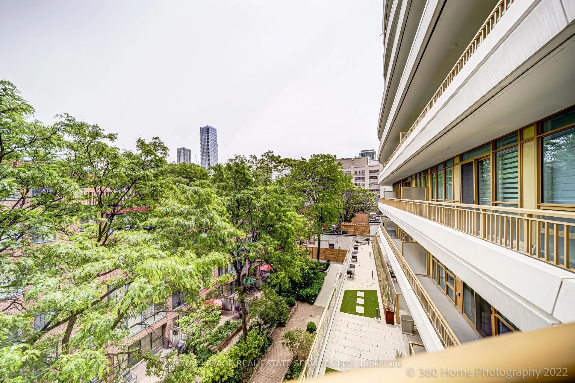 151 Avenue Road #405