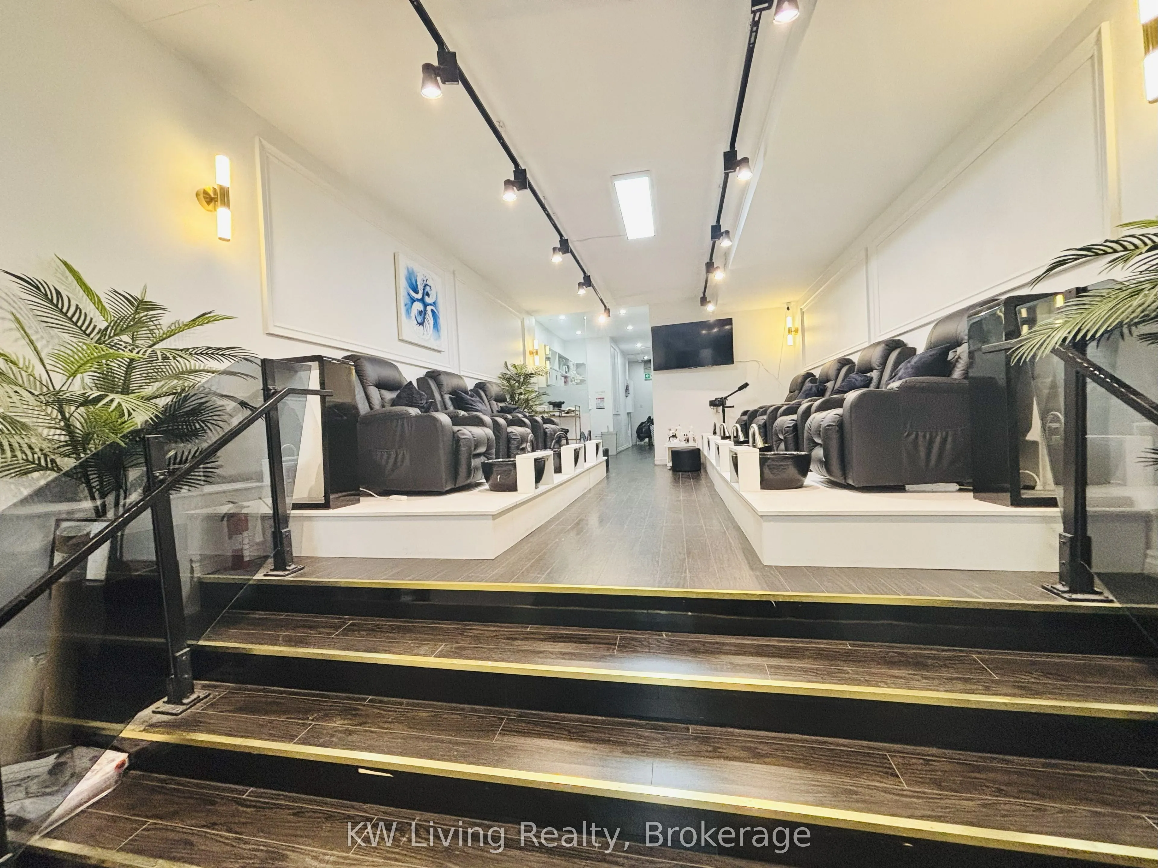680 Queen Street W