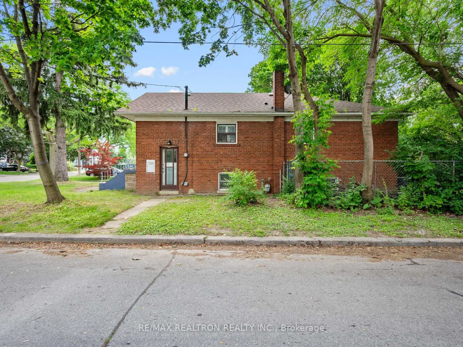 12 Graymar Avenue