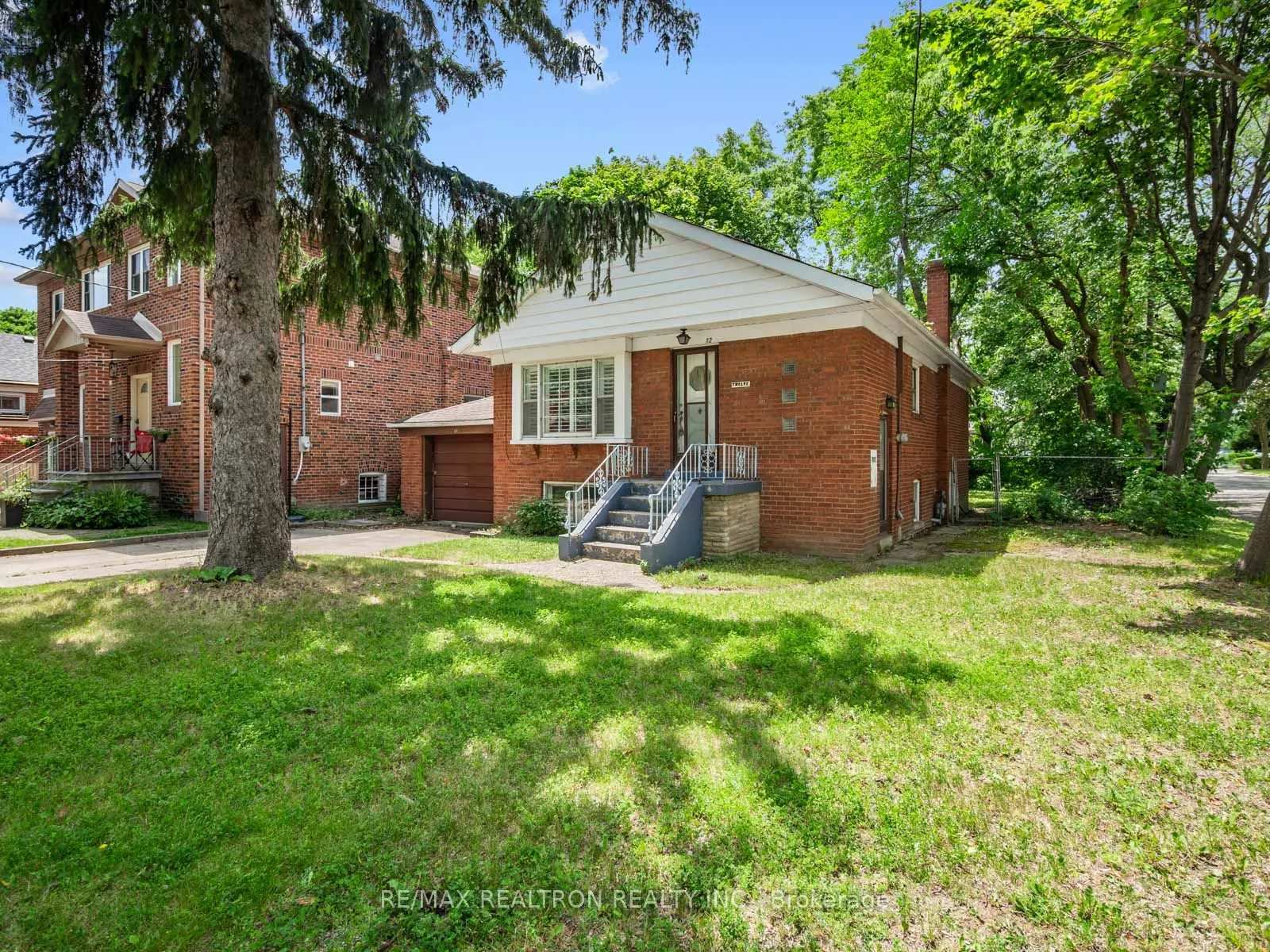 12 Graymar Avenue