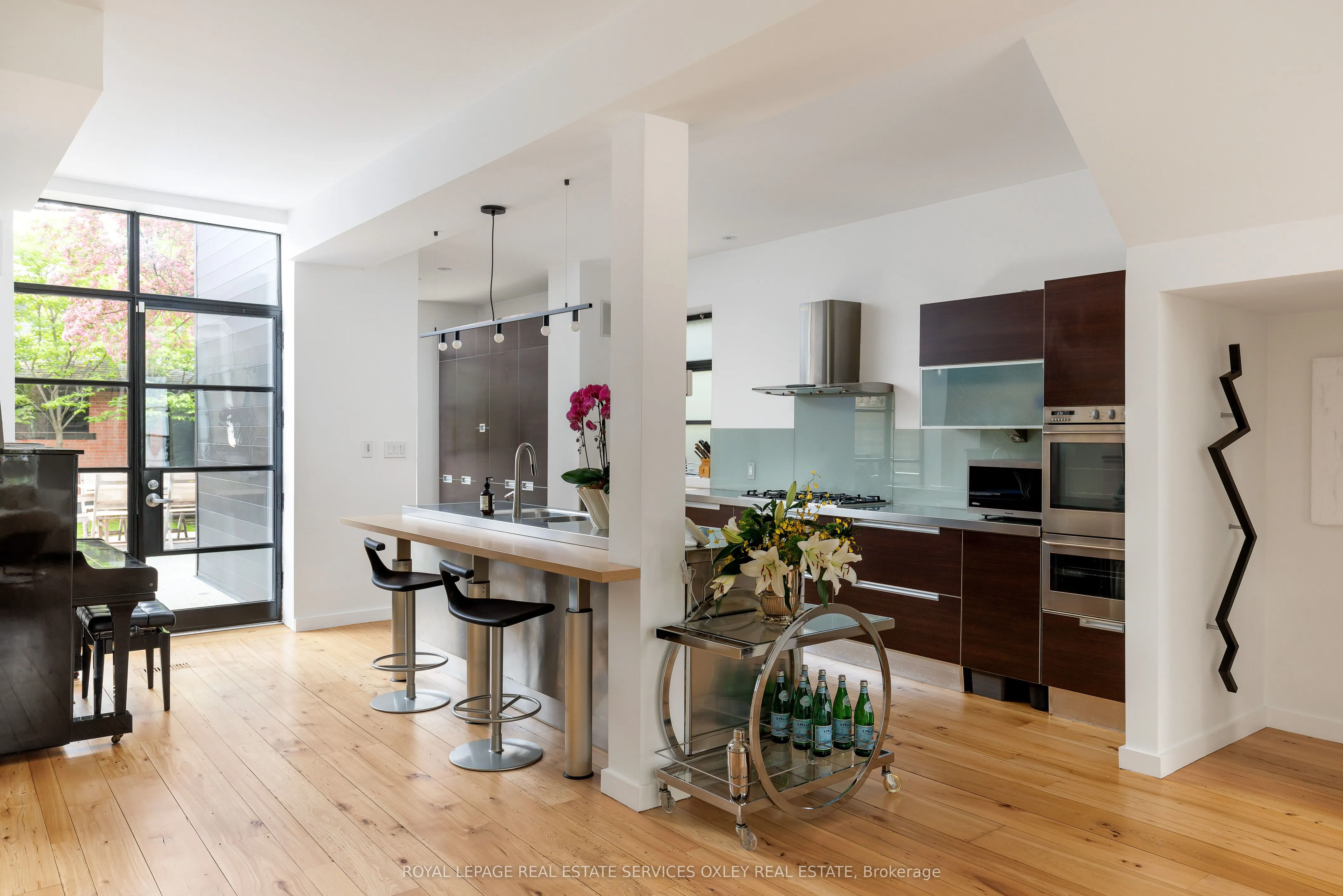 28 Roxborough Street W