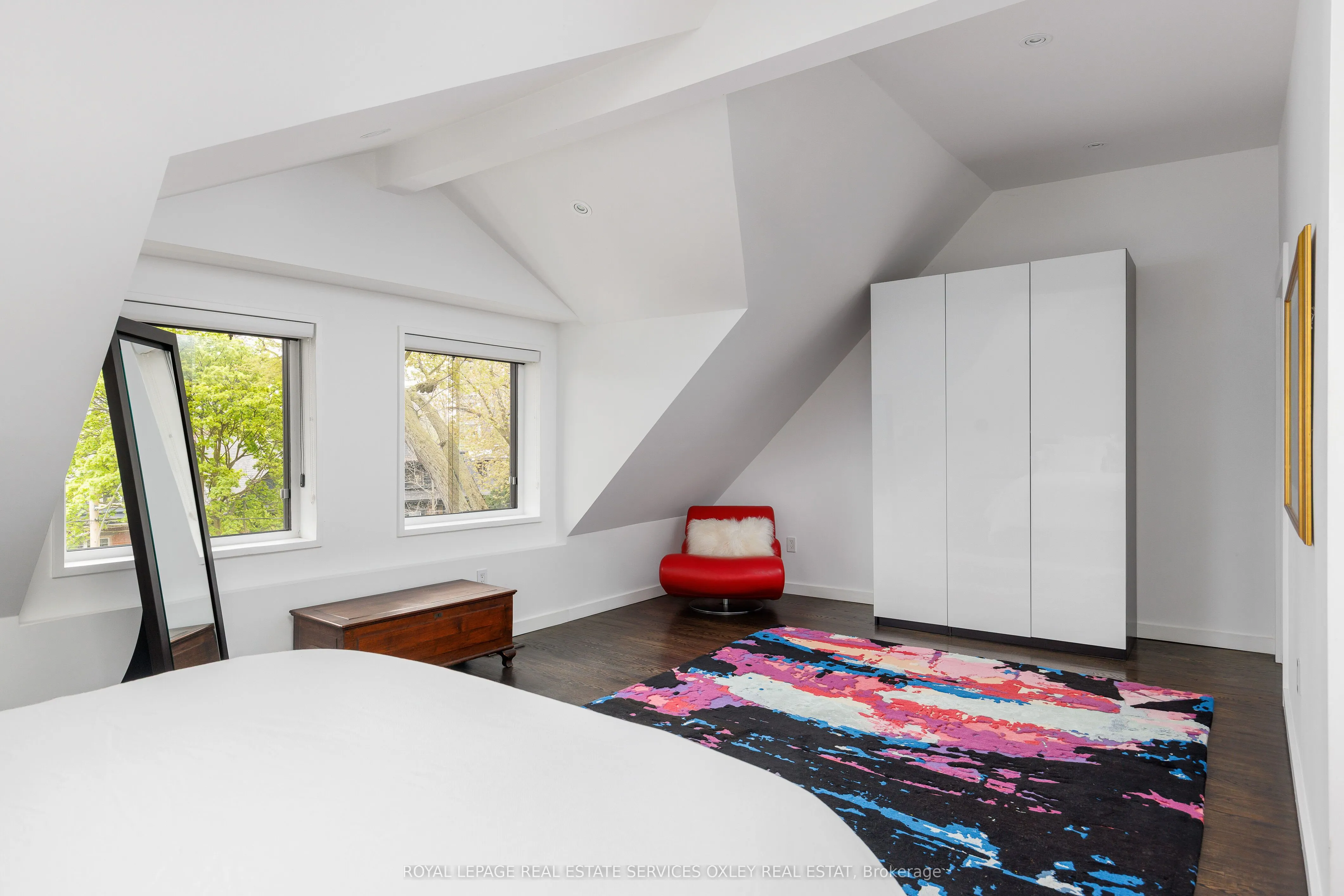 28 Roxborough Street W