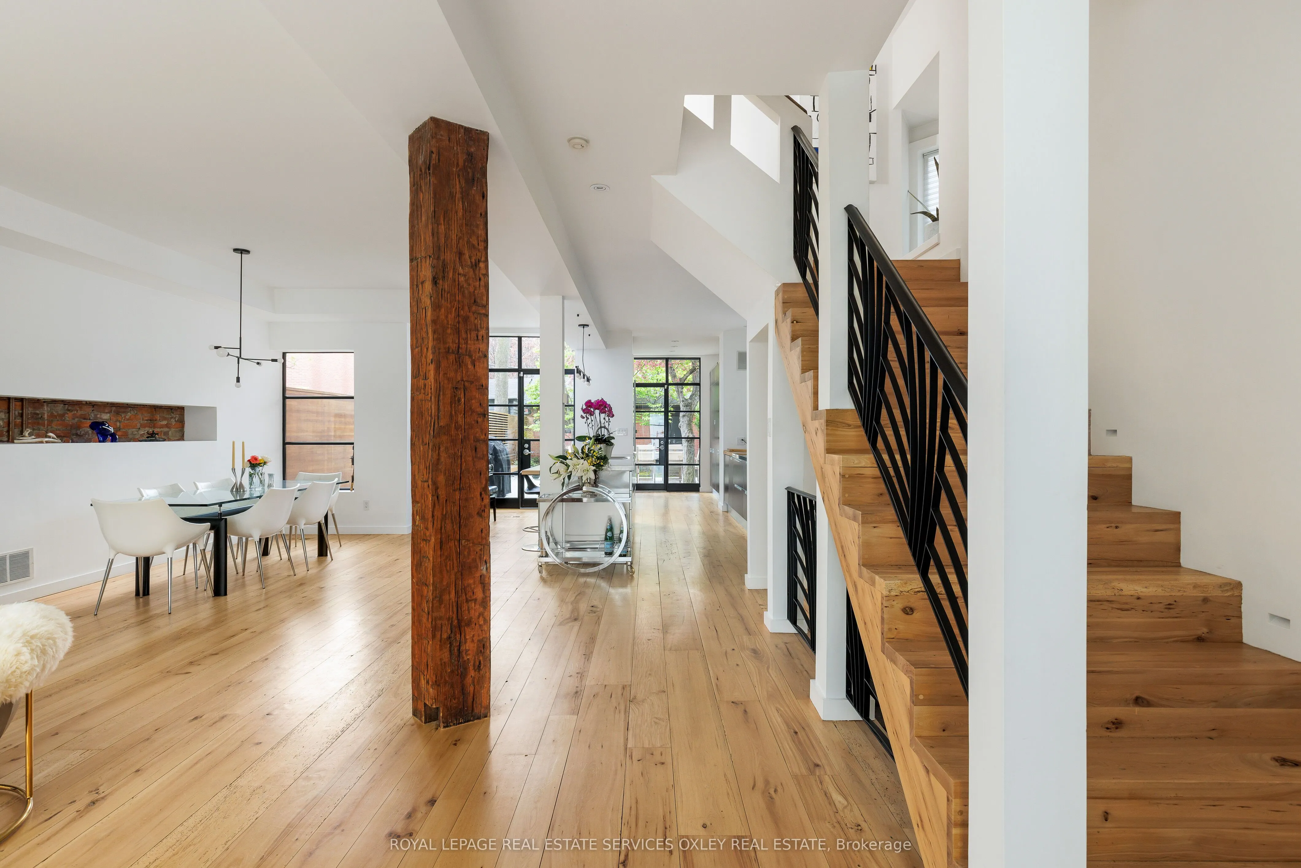 28 Roxborough Street W
