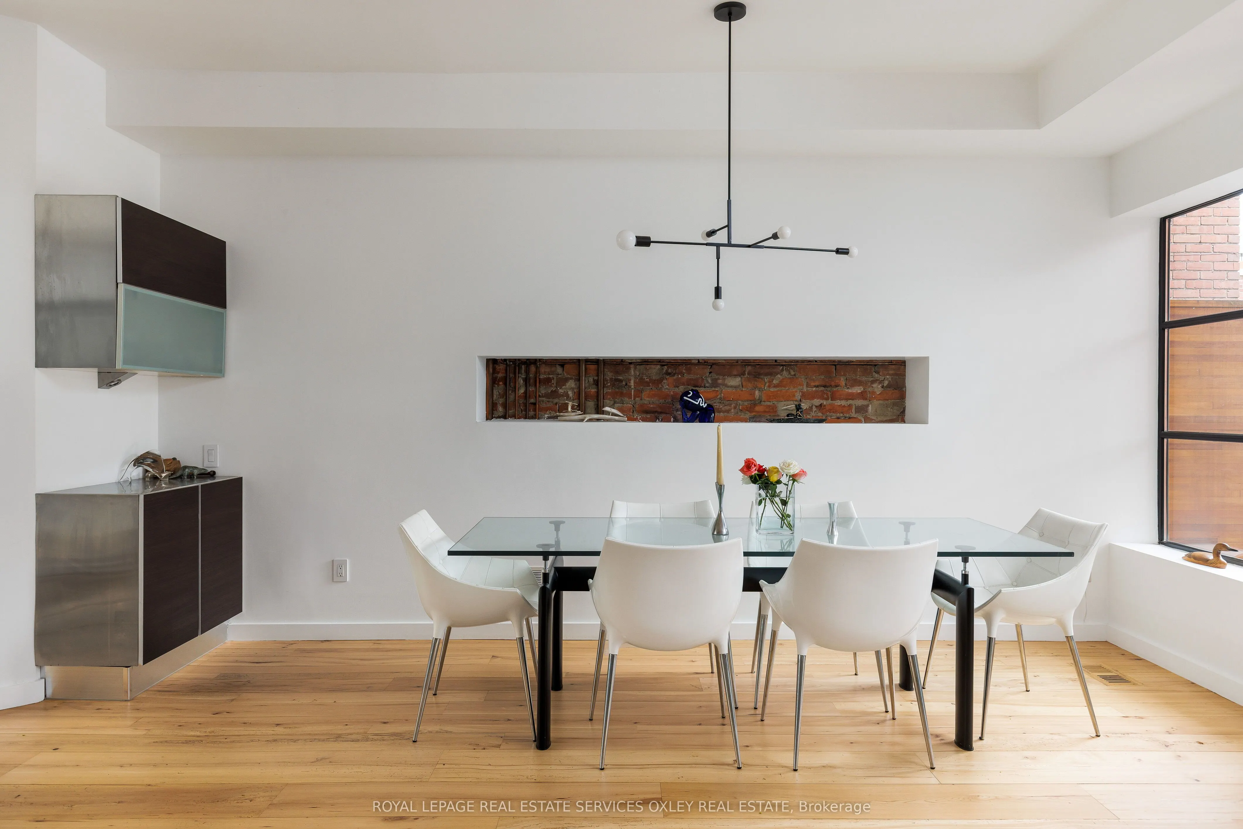28 Roxborough Street W