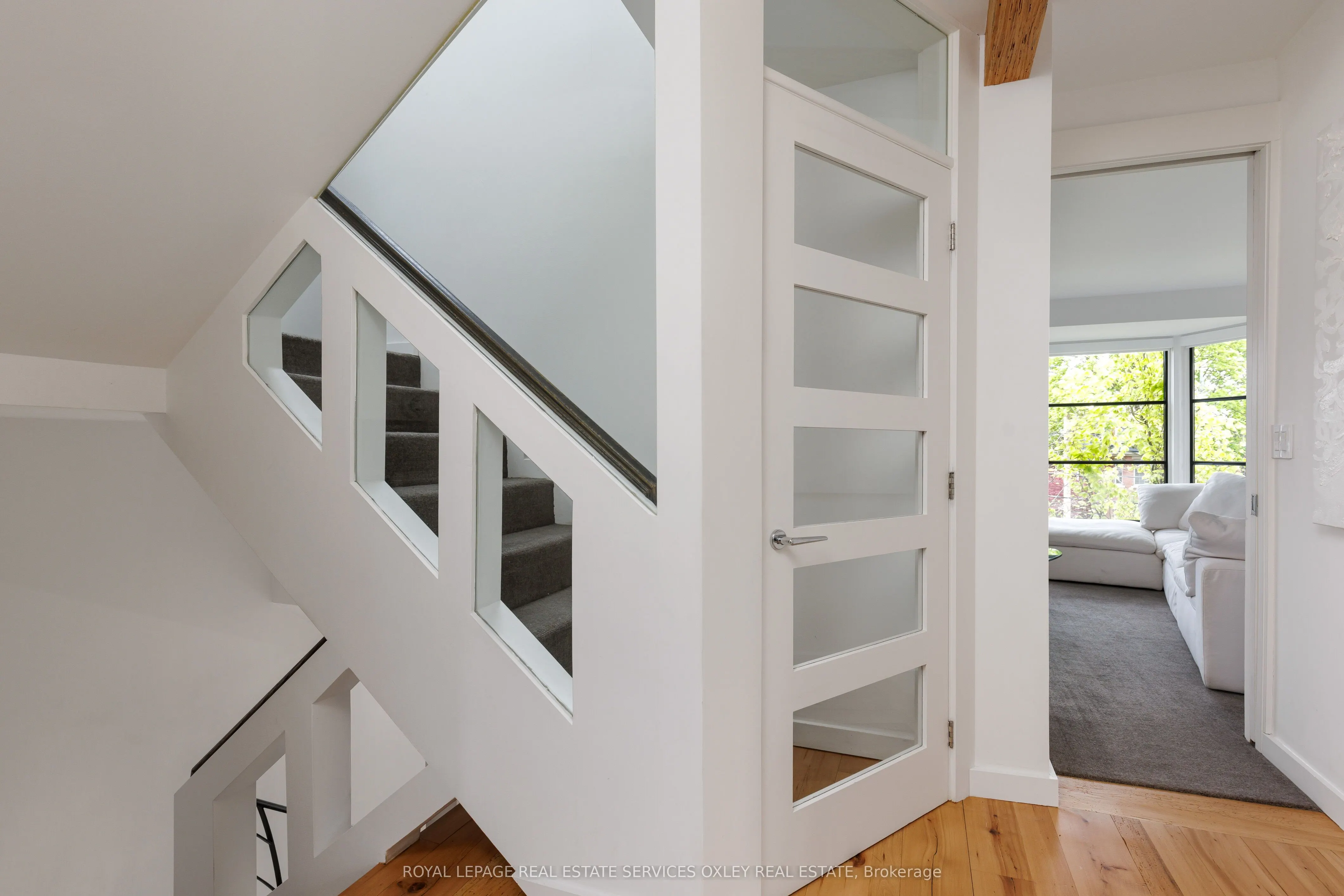 28 Roxborough Street W