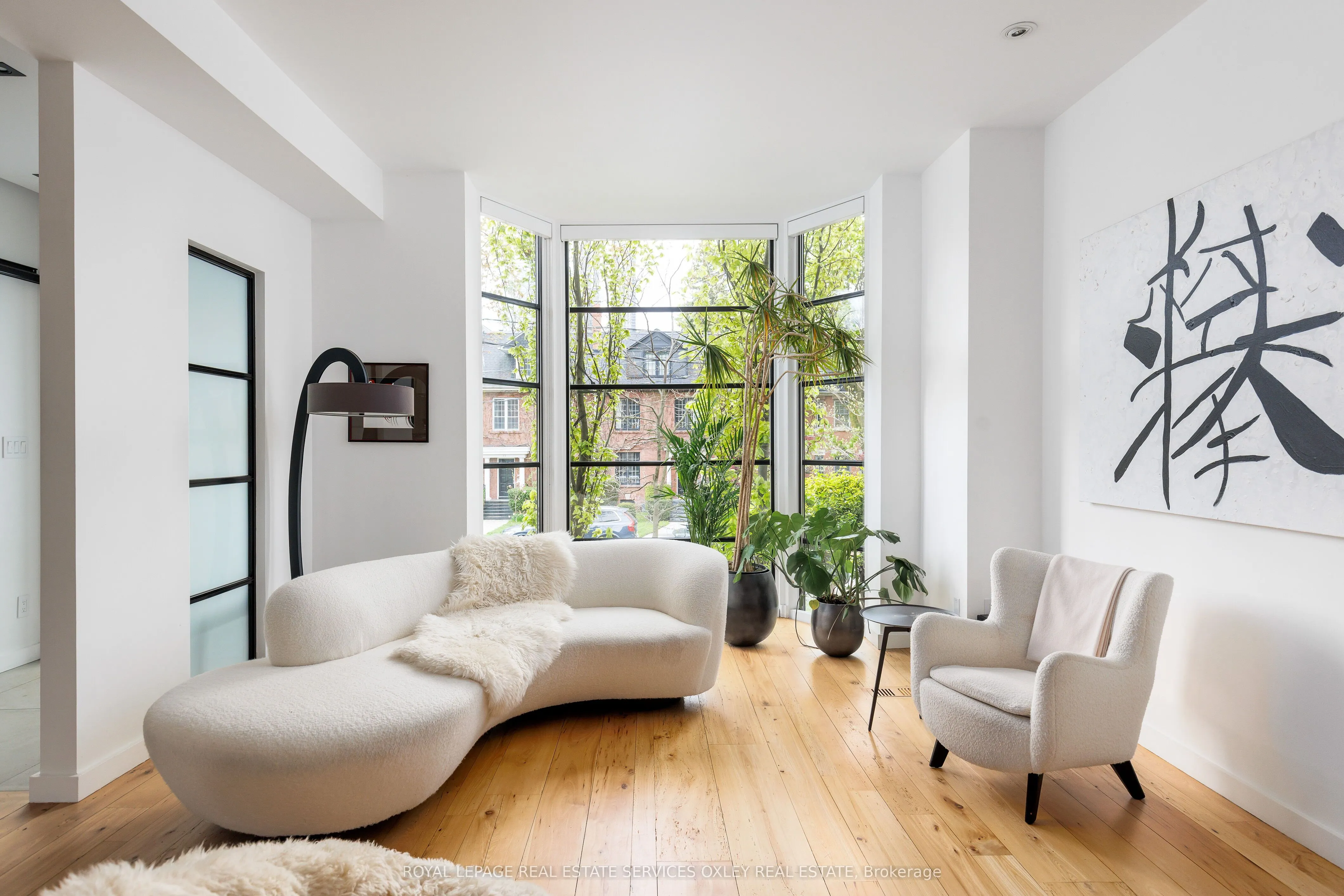 28 Roxborough Street W