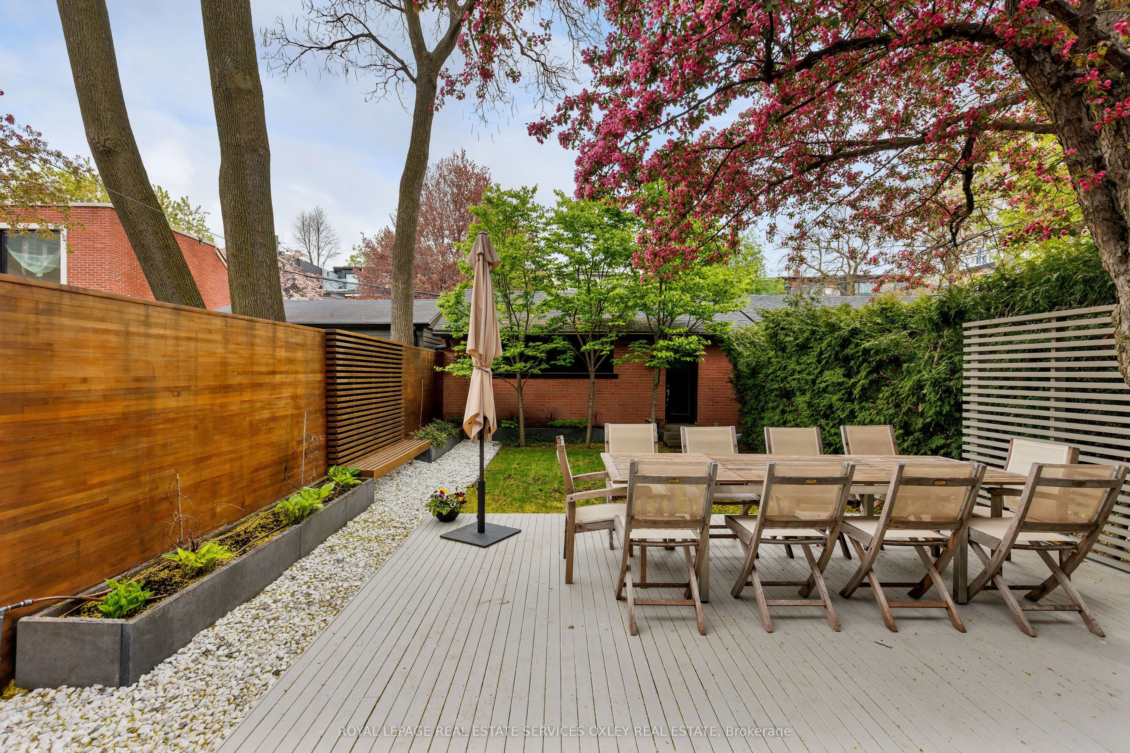 28 Roxborough Street W