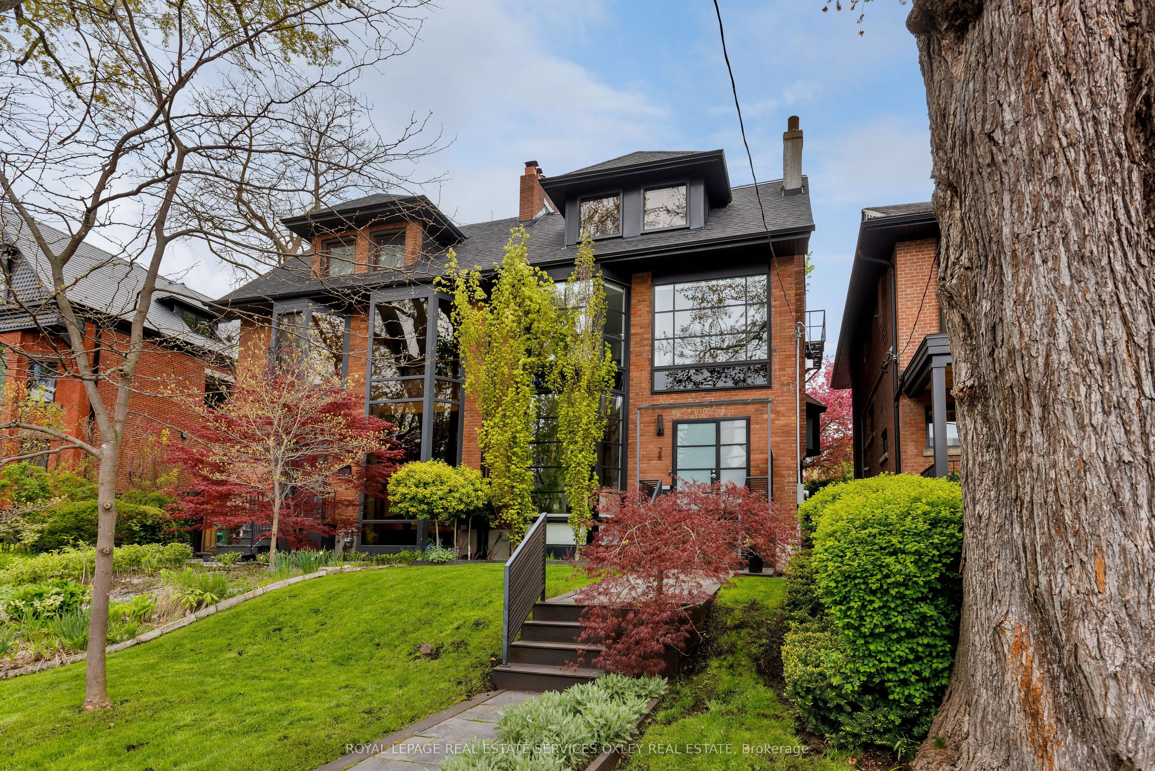 28 Roxborough Street W