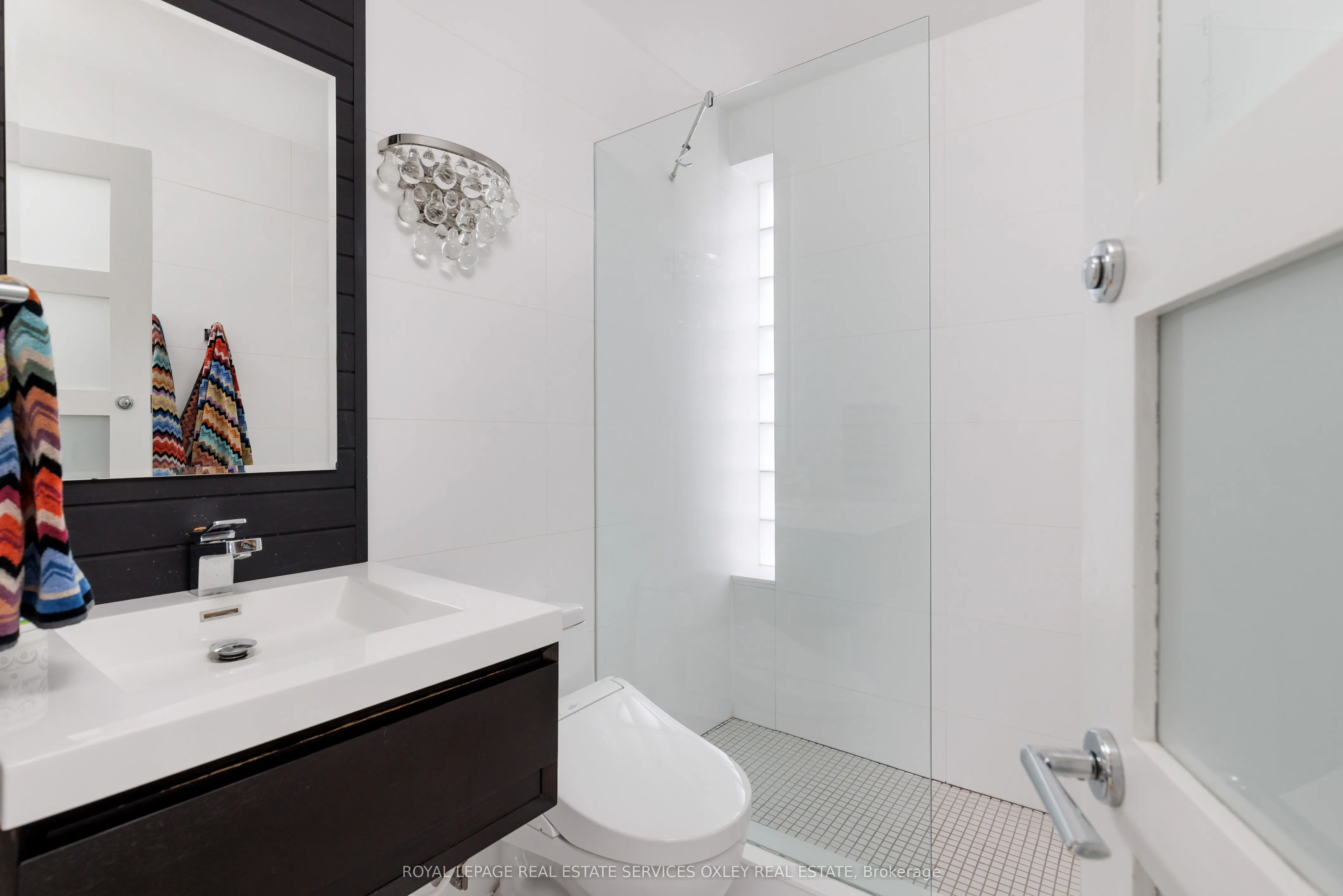 28 Roxborough Street W