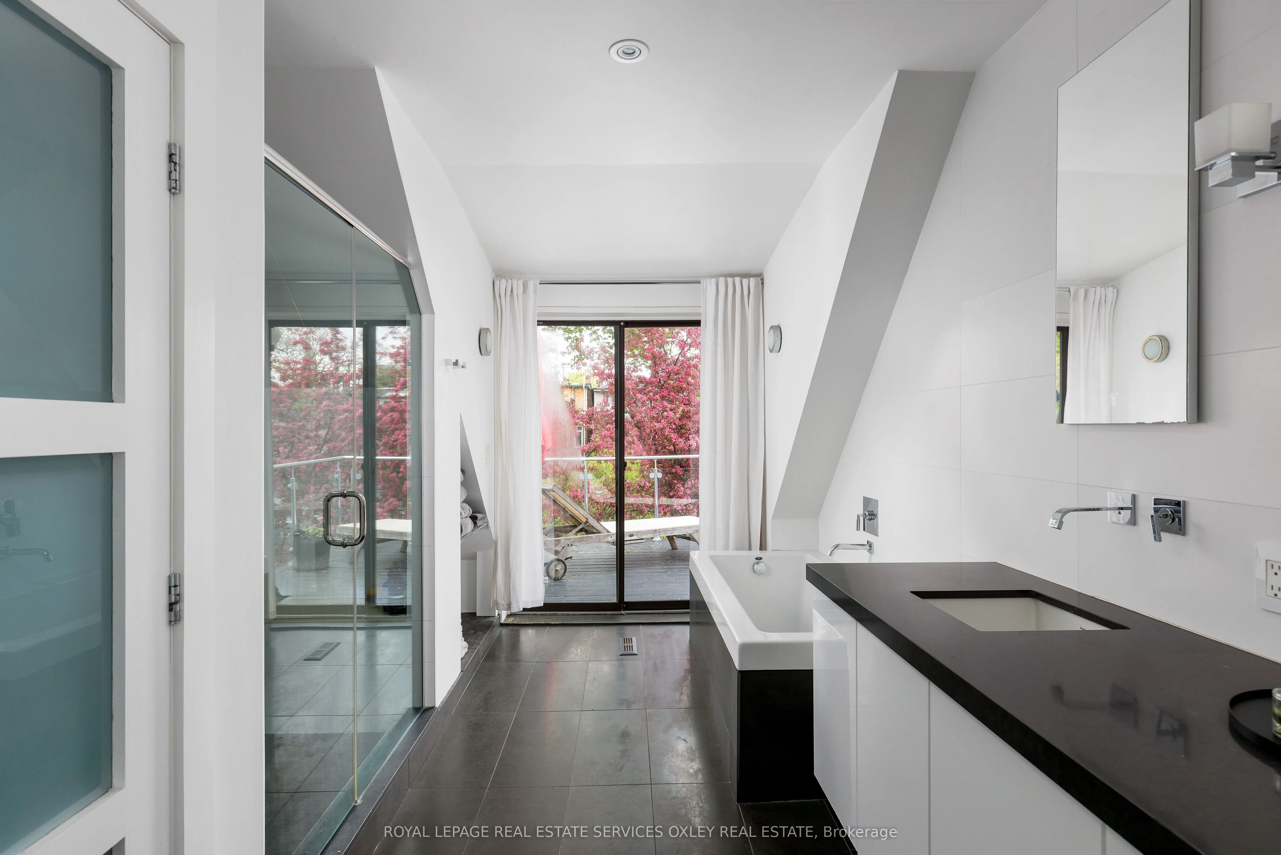 28 Roxborough Street W
