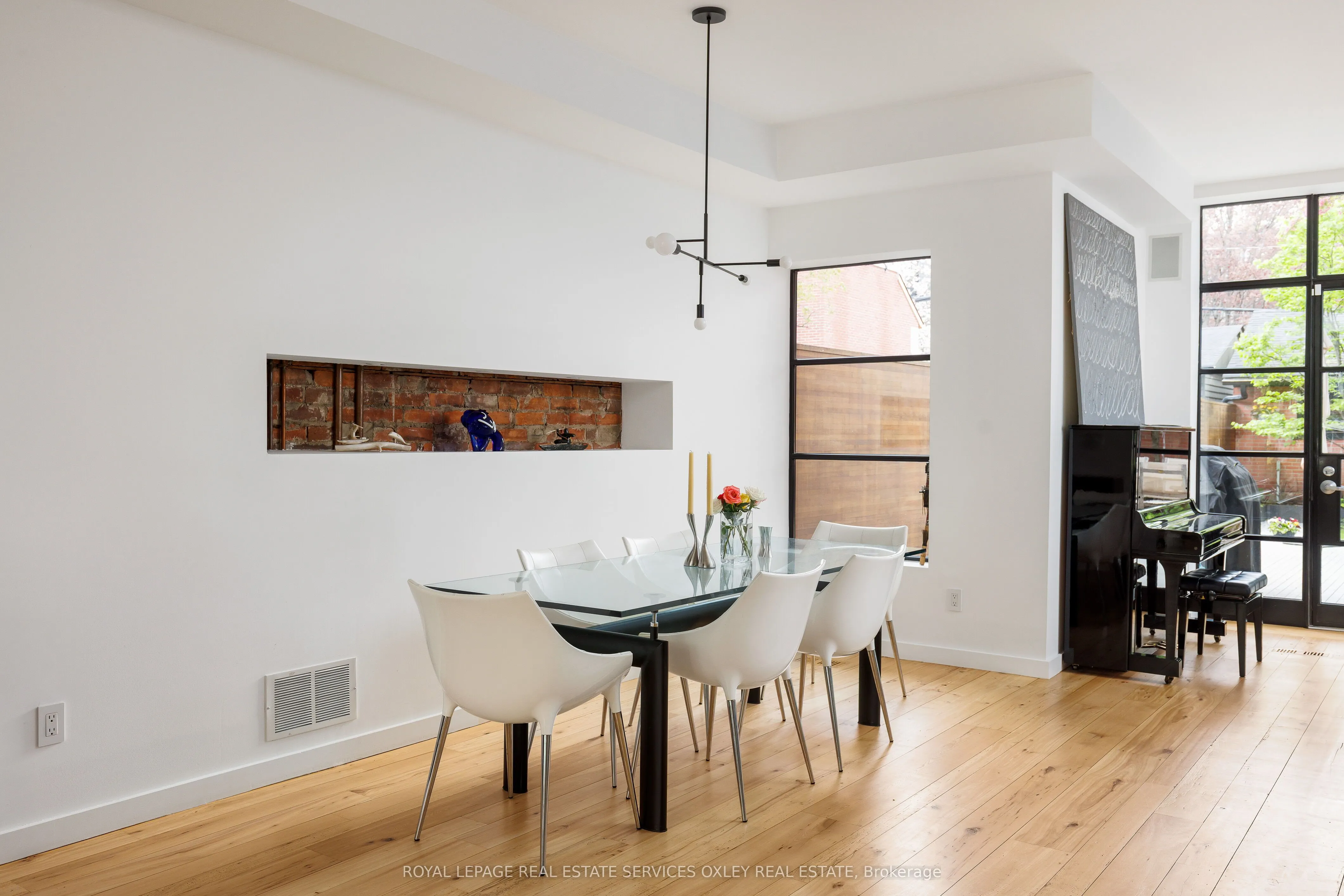 28 Roxborough Street W