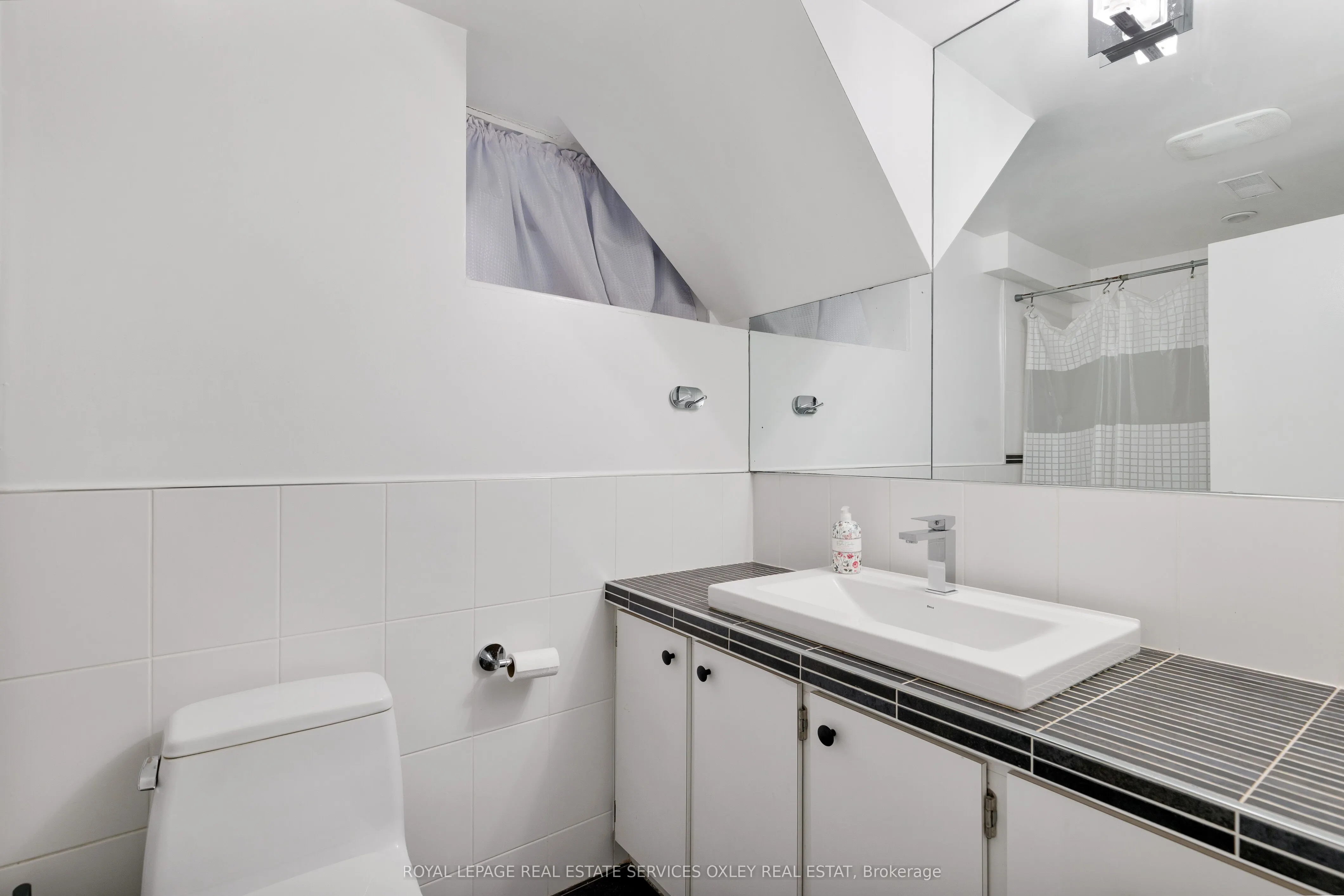 28 Roxborough Street W