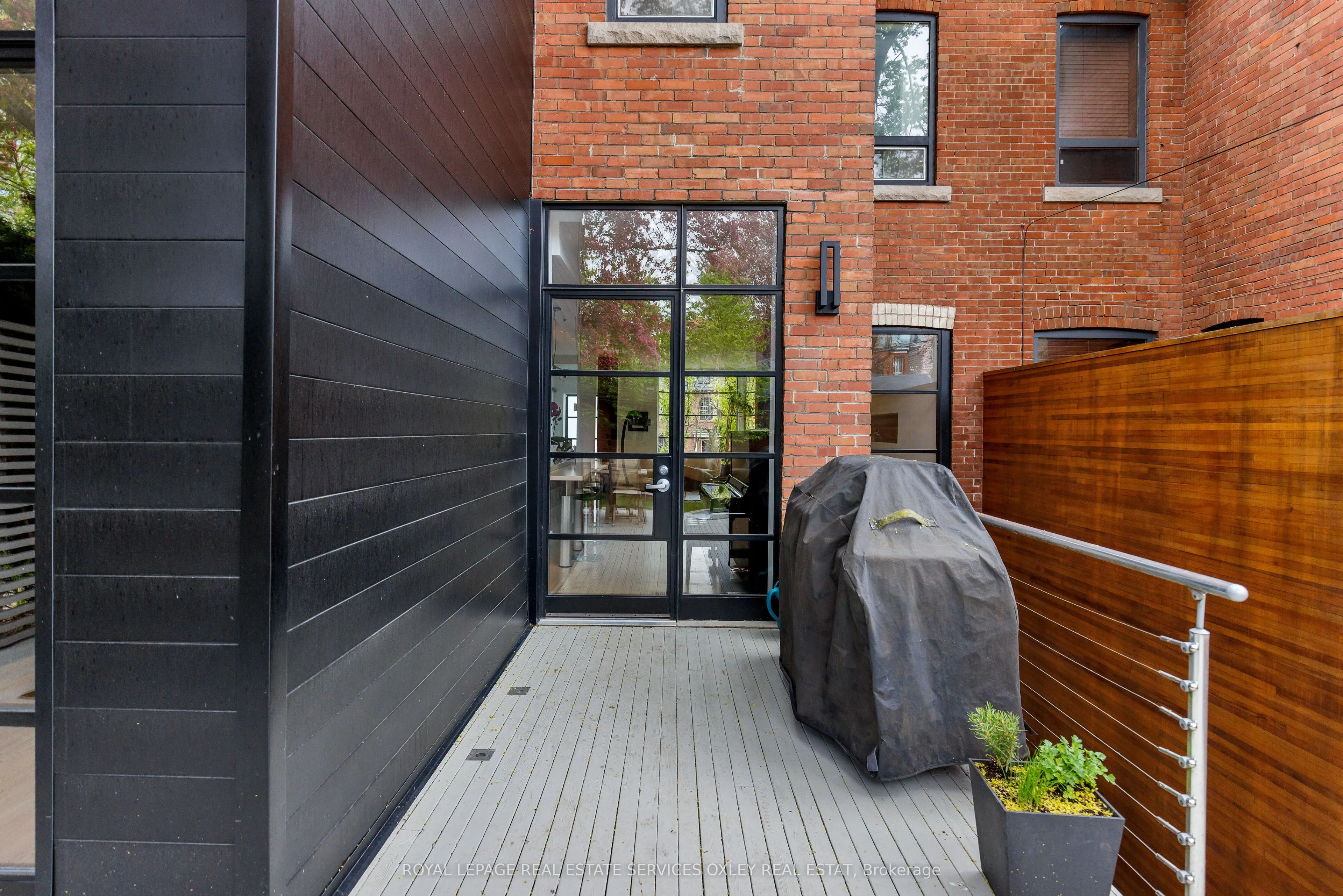 28 Roxborough Street W