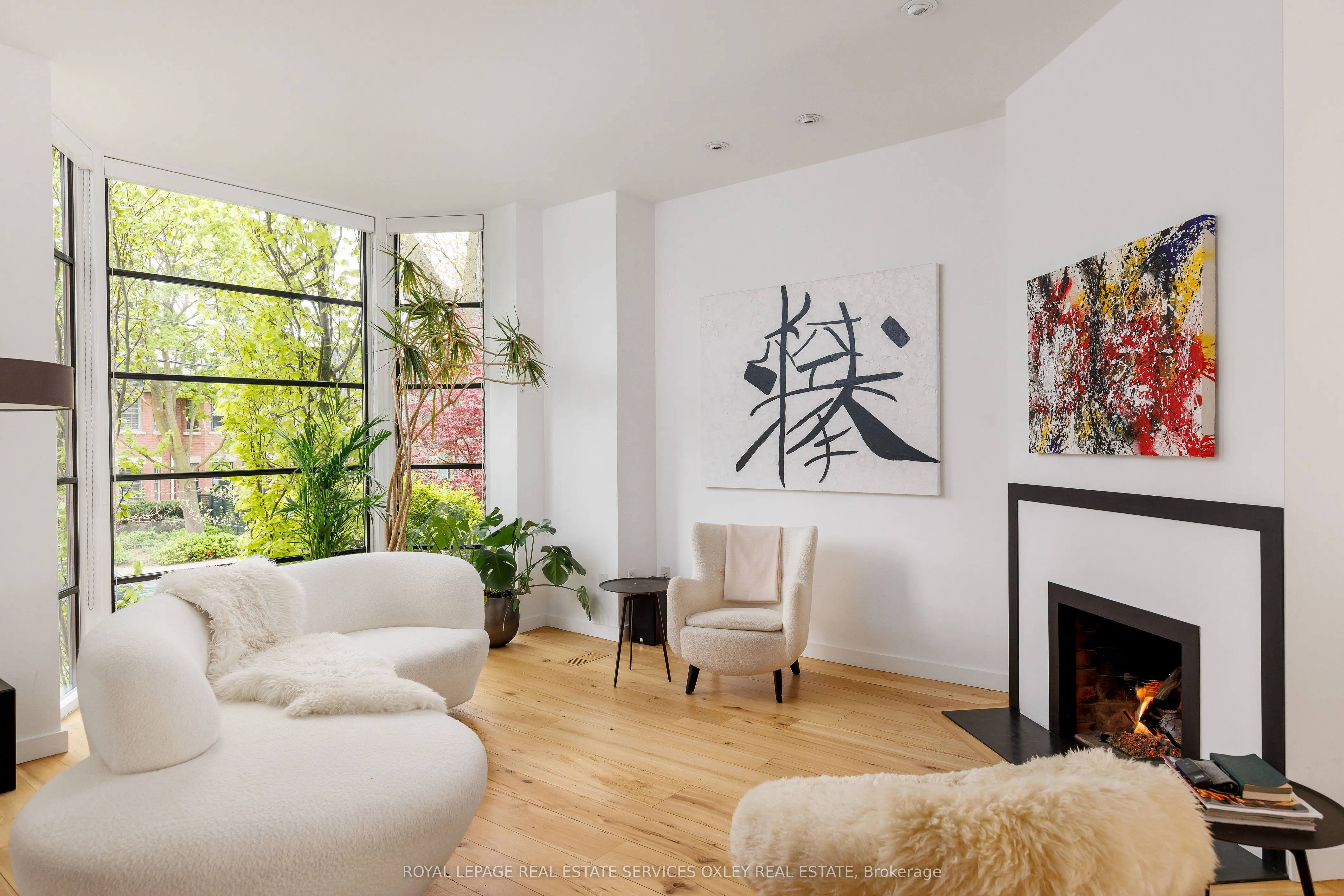 28 Roxborough Street W