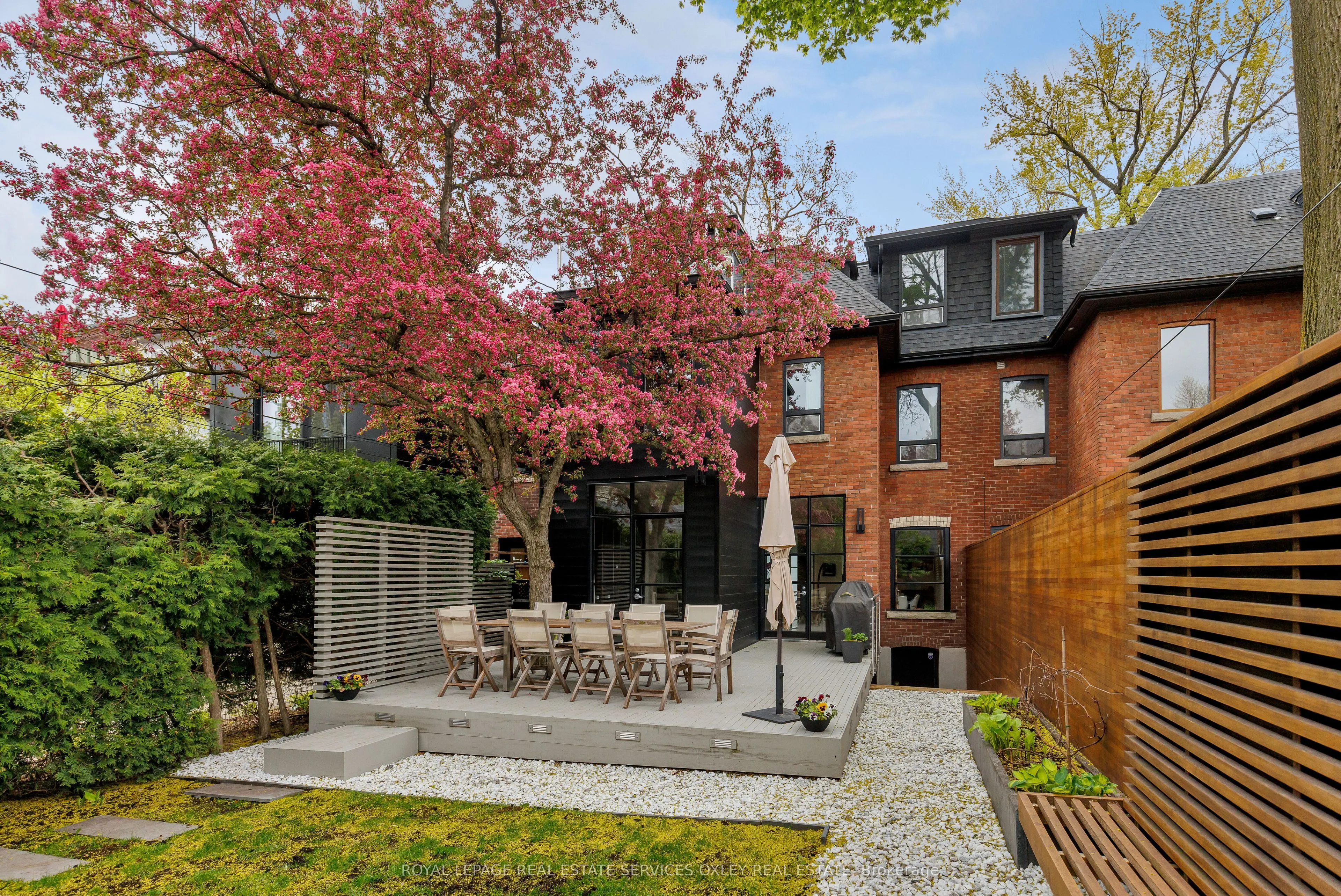 28 Roxborough Street W