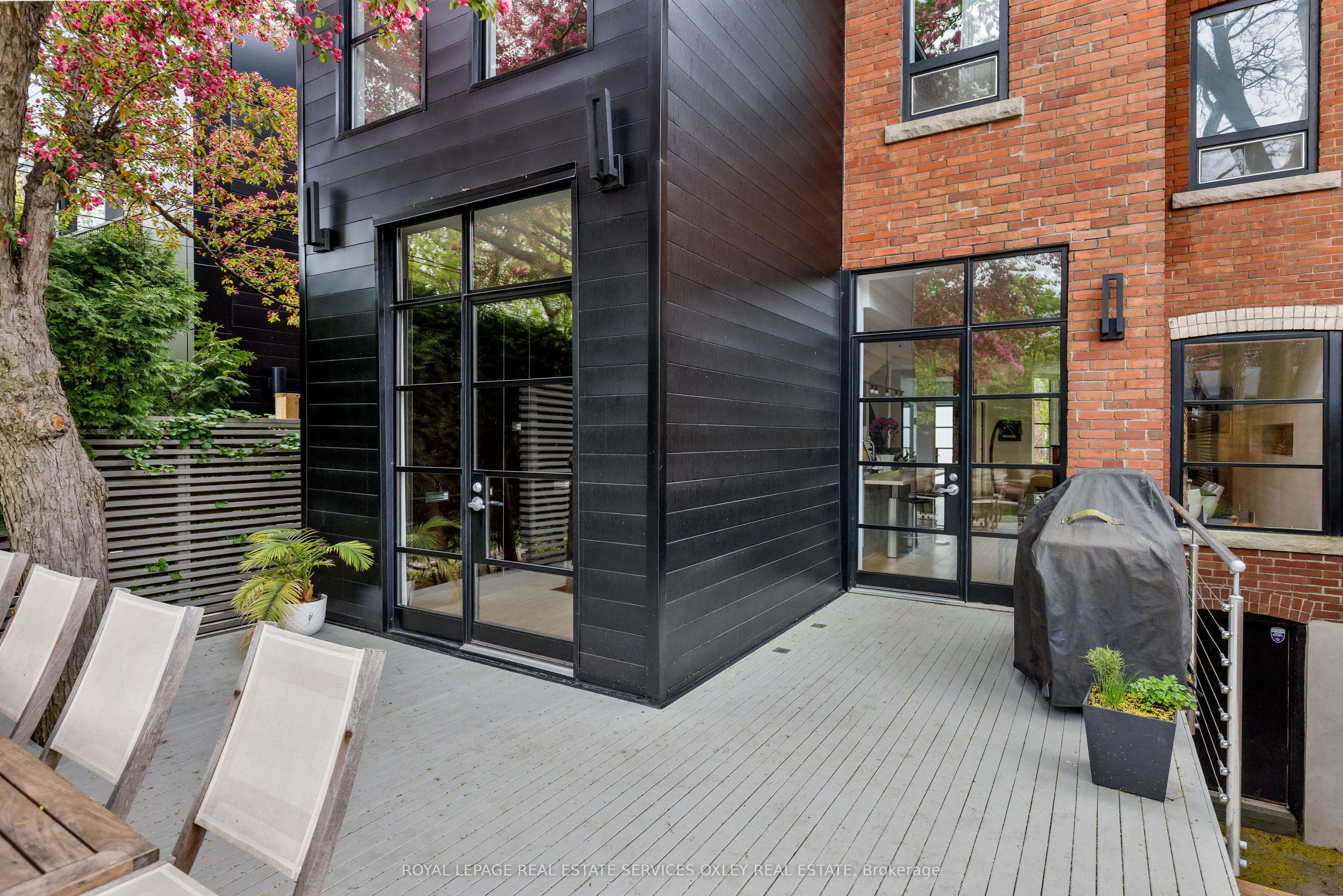 28 Roxborough Street W