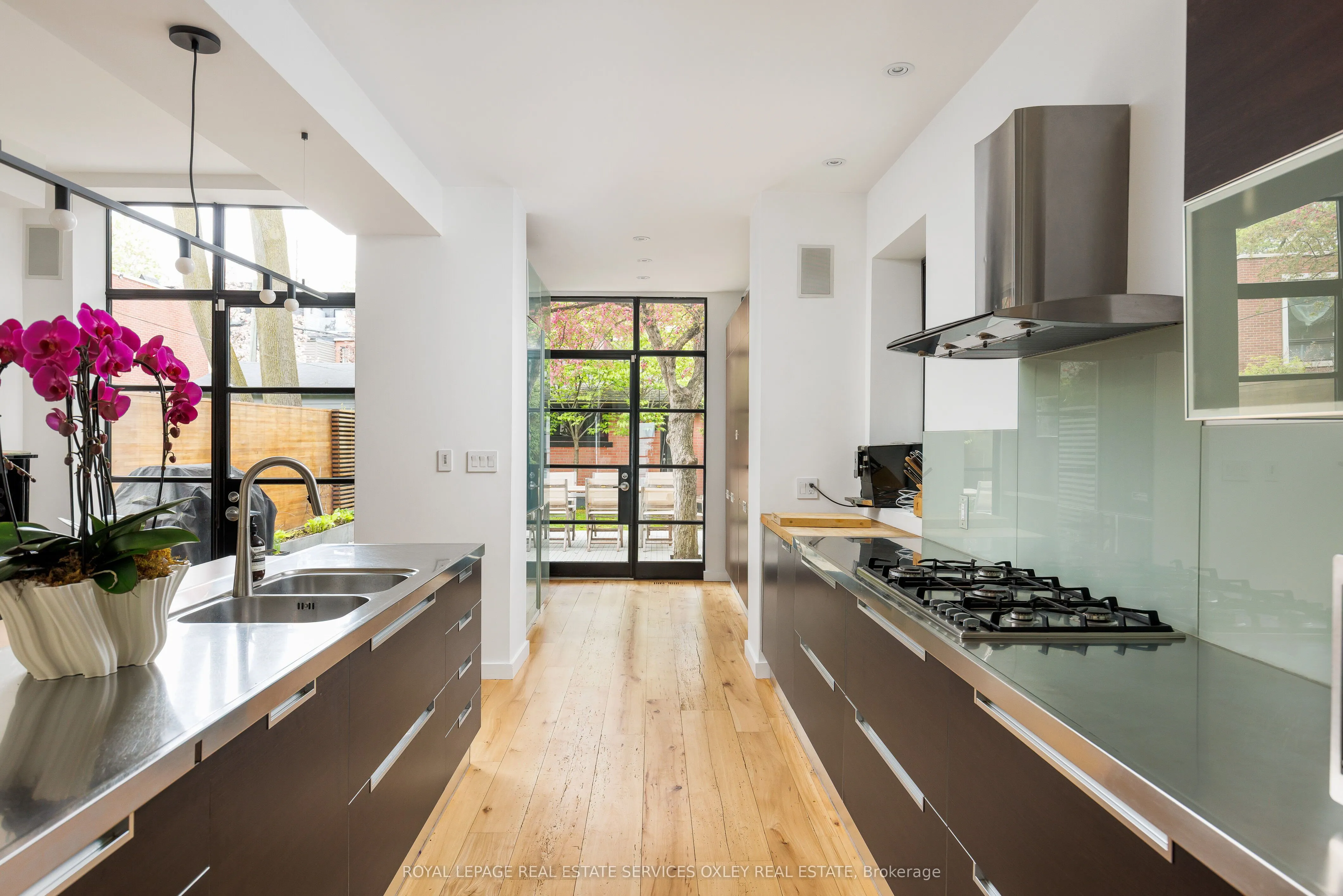 28 Roxborough Street W