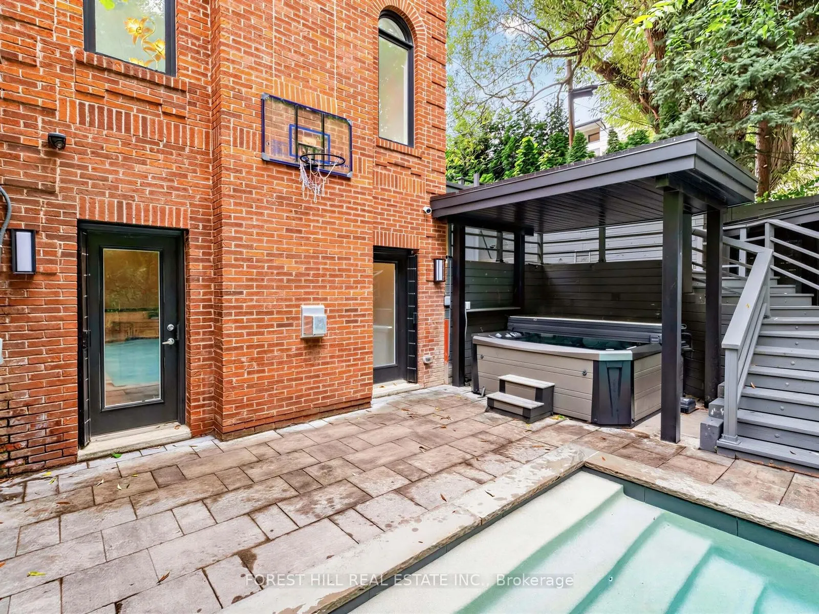 55 Strathearn Boulevard