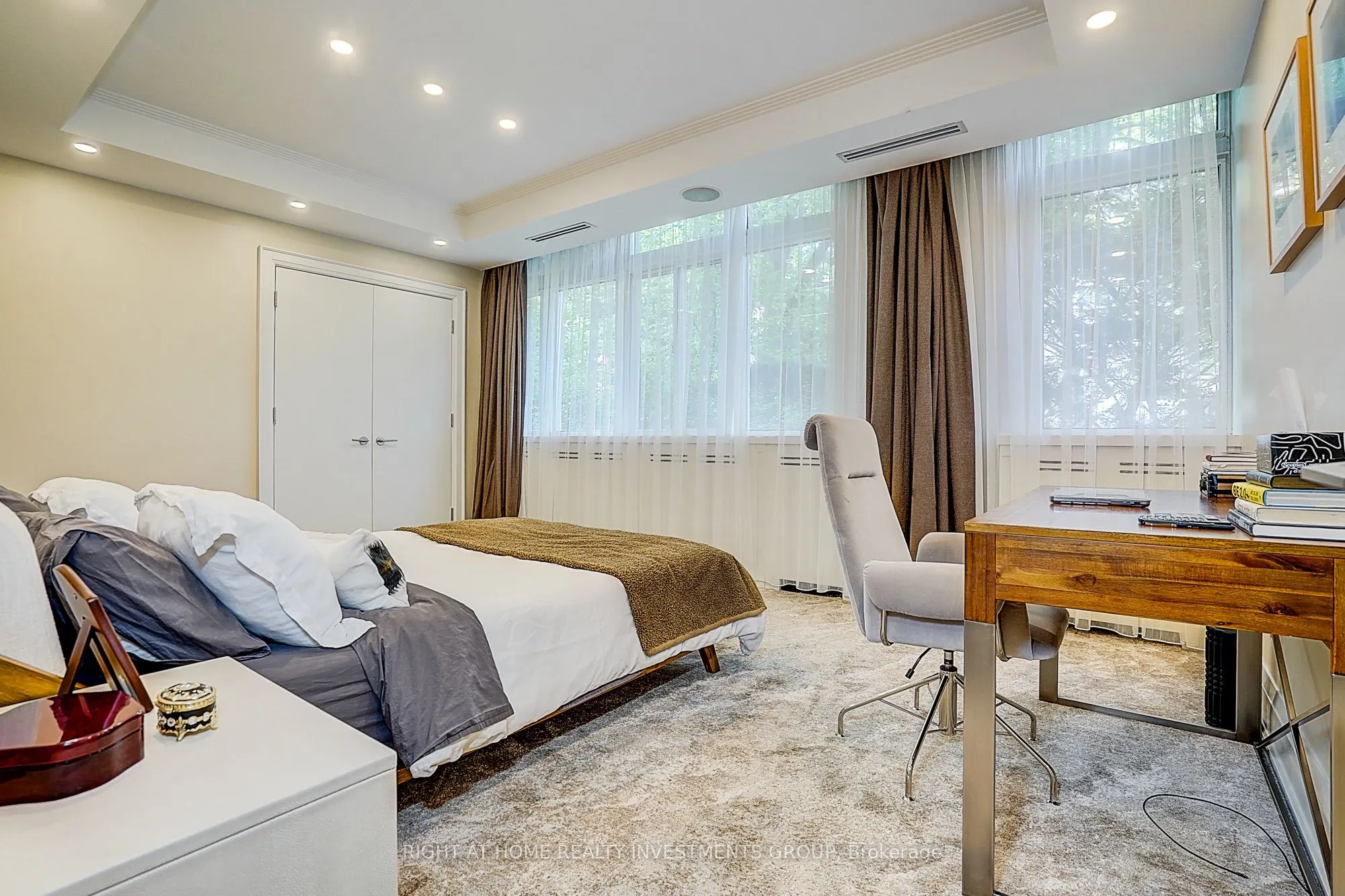500 Avenue Road #102