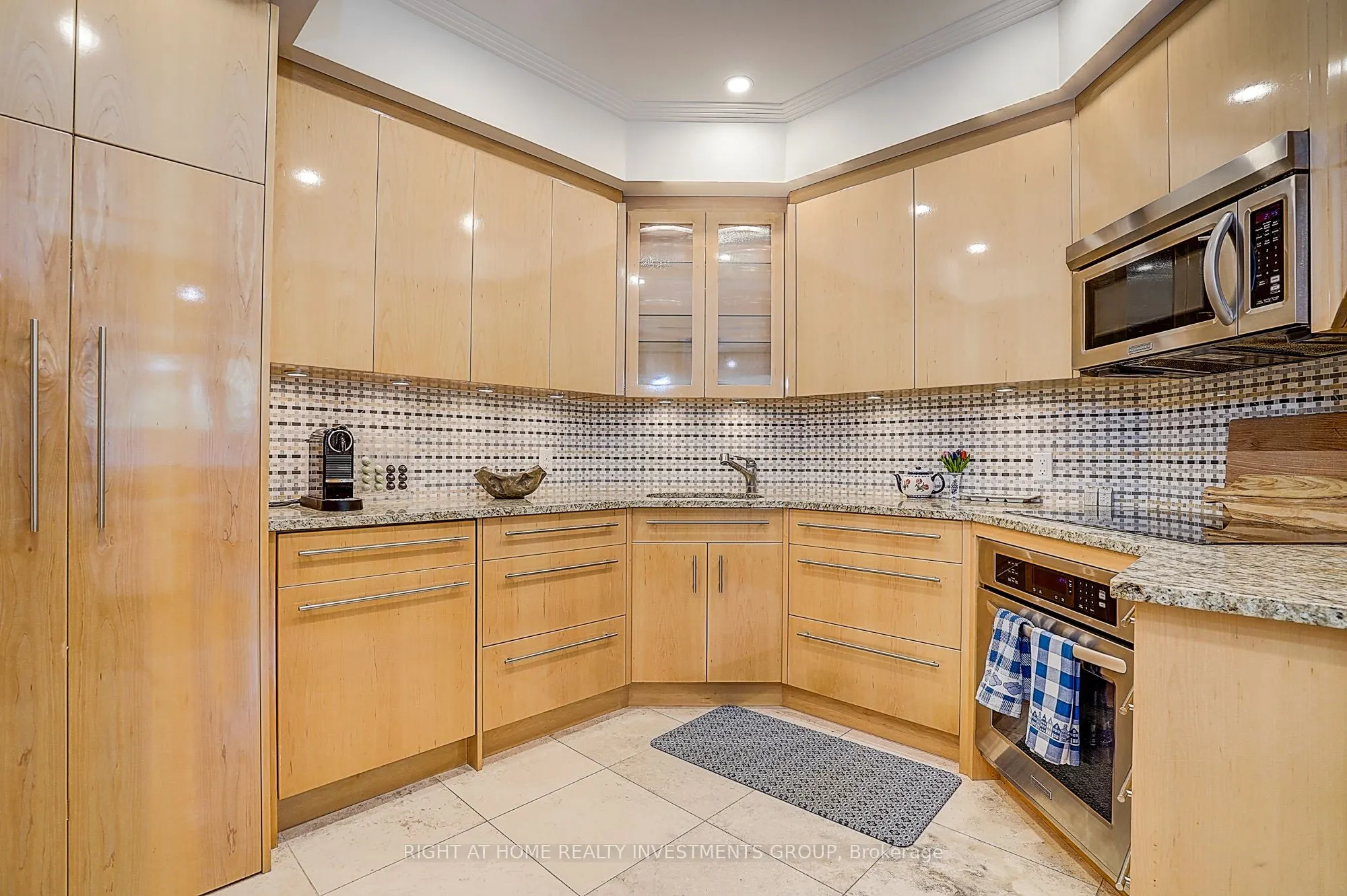 500 Avenue Road #102