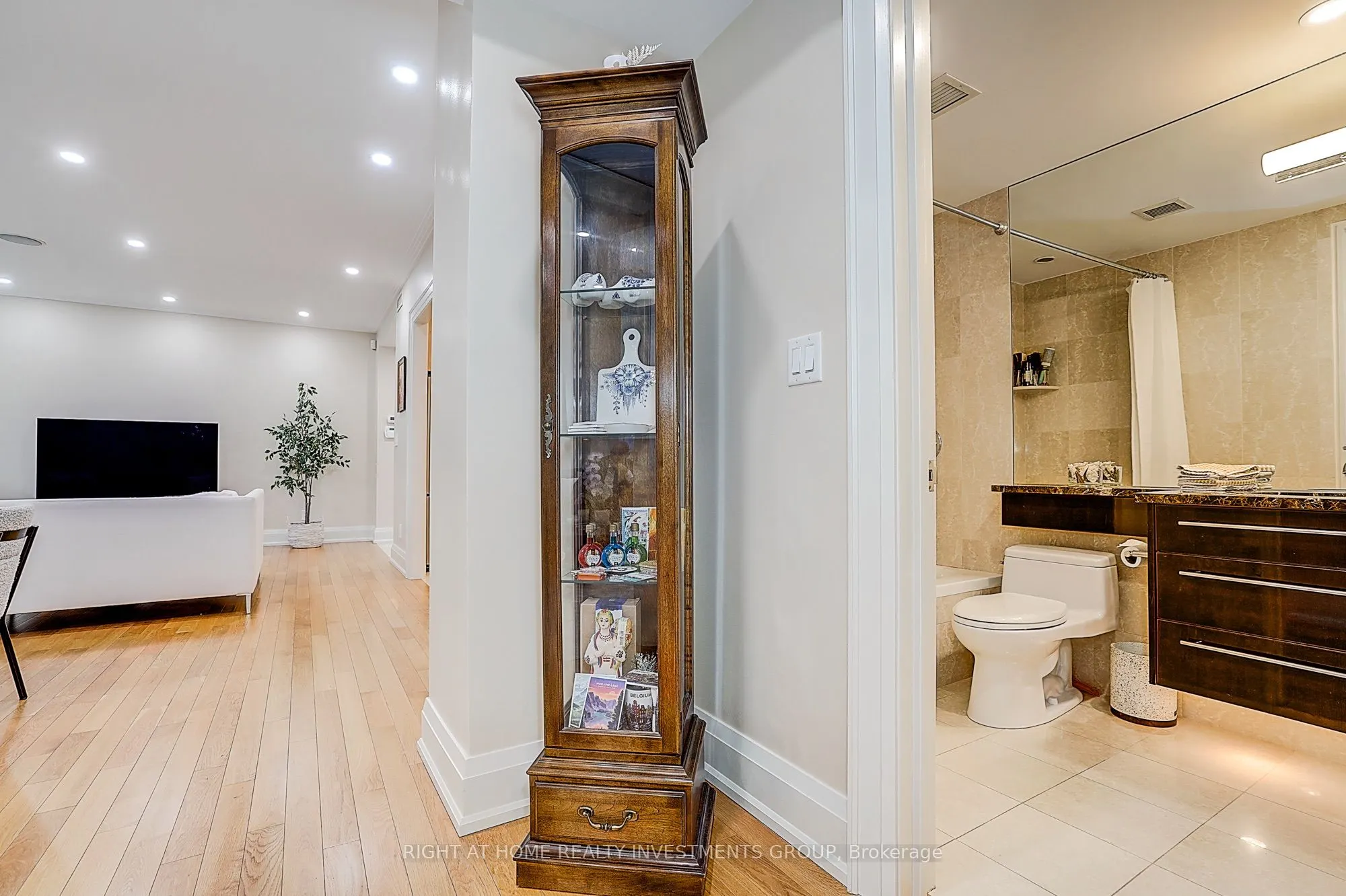 500 Avenue Road #102