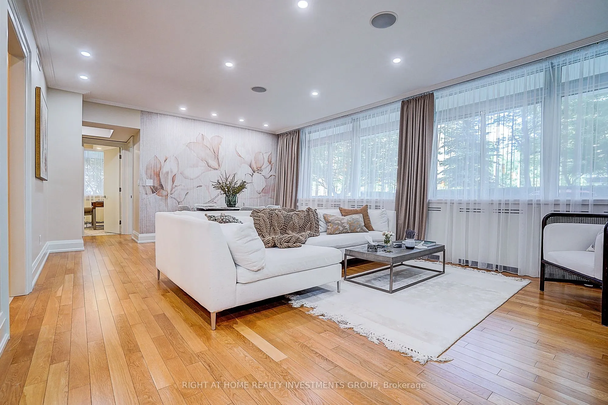 500 Avenue Road #102