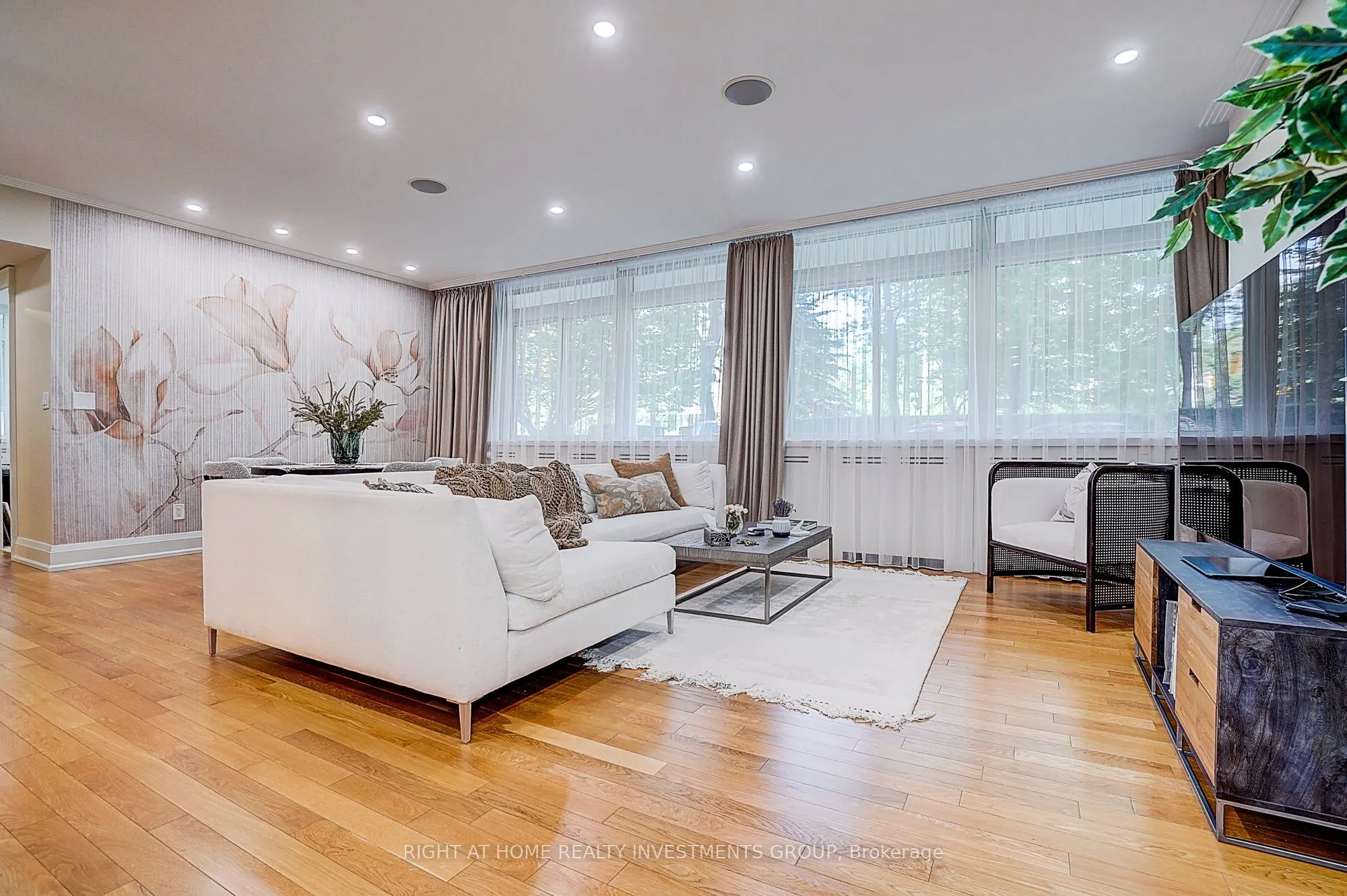 500 Avenue Road #102