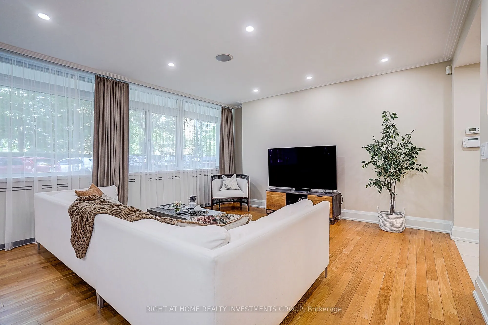 500 Avenue Road #102