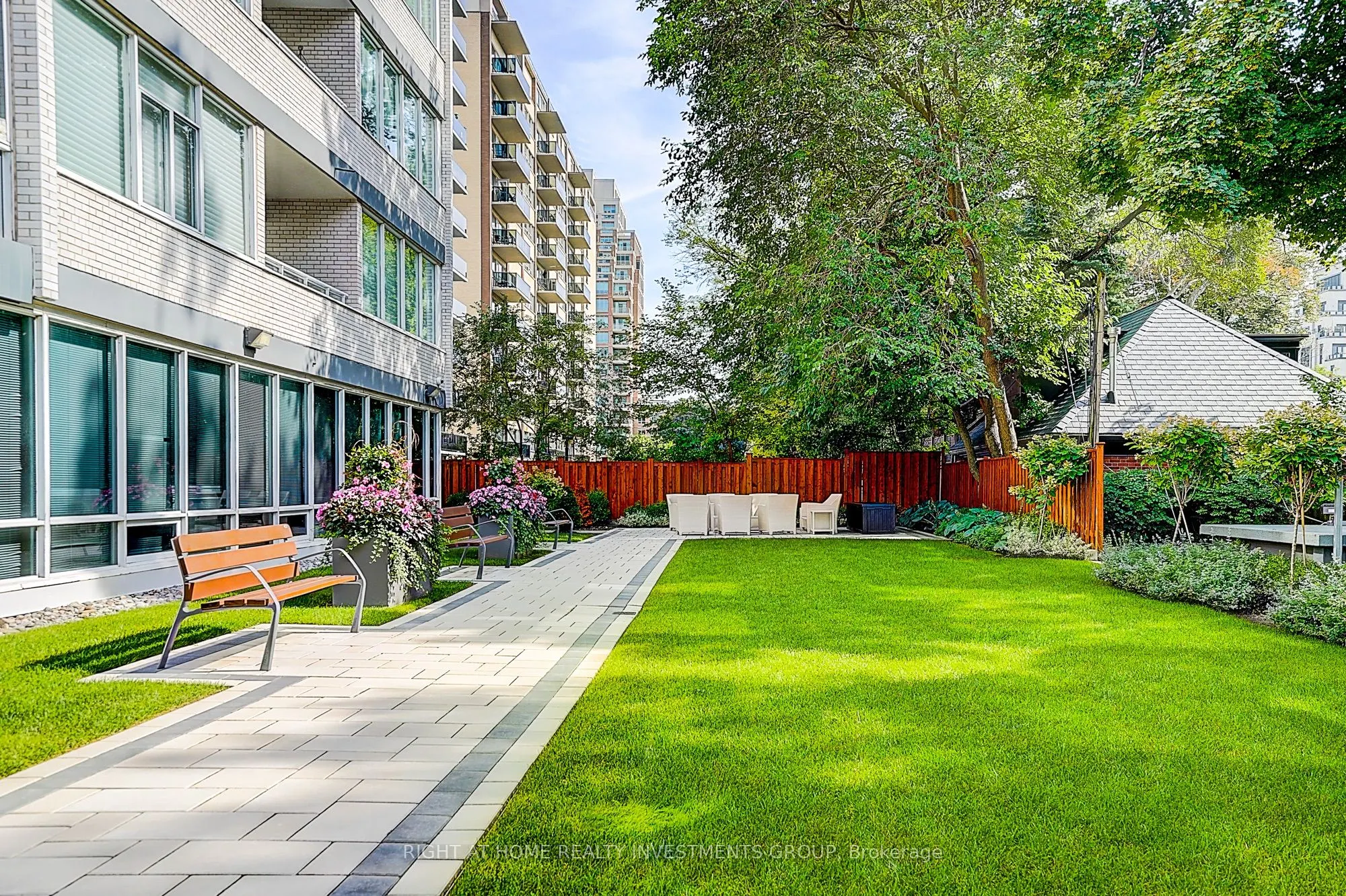 500 Avenue Road #102