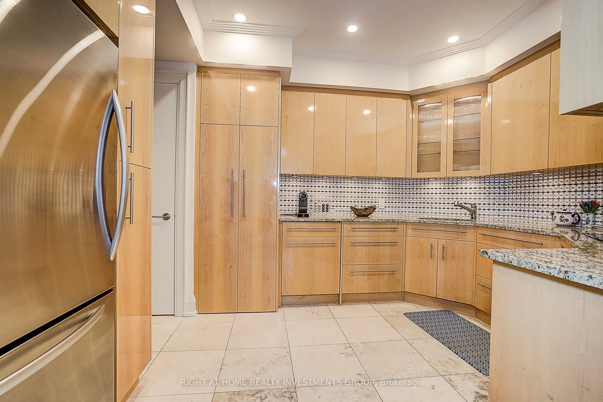 500 Avenue Road #102