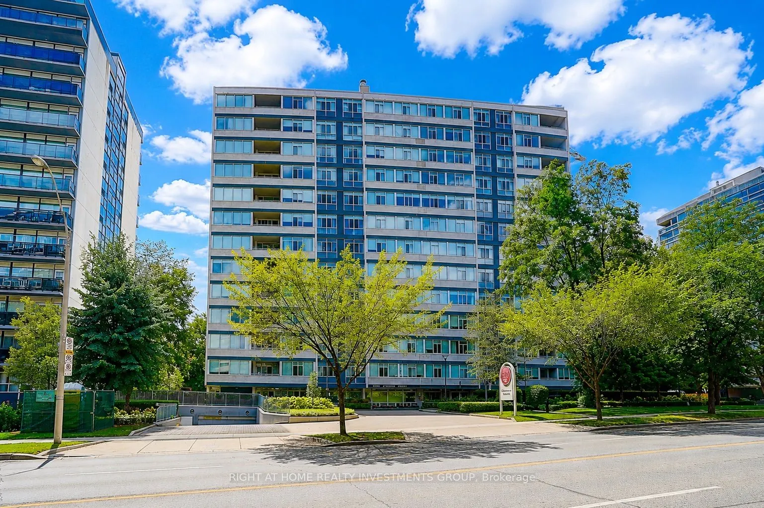500 Avenue Road #102
