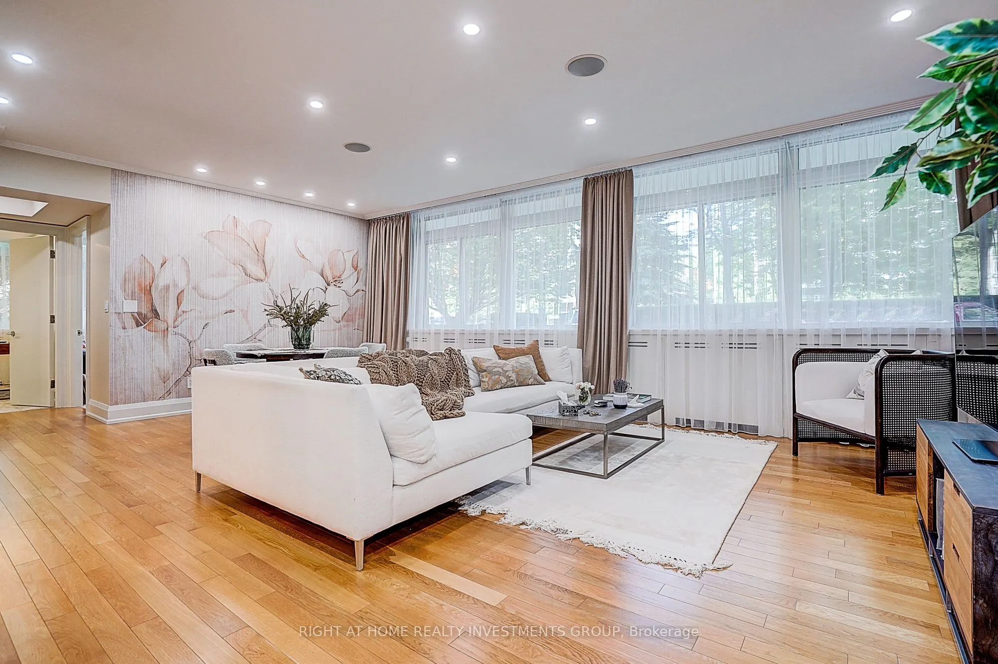 500 Avenue Road #102