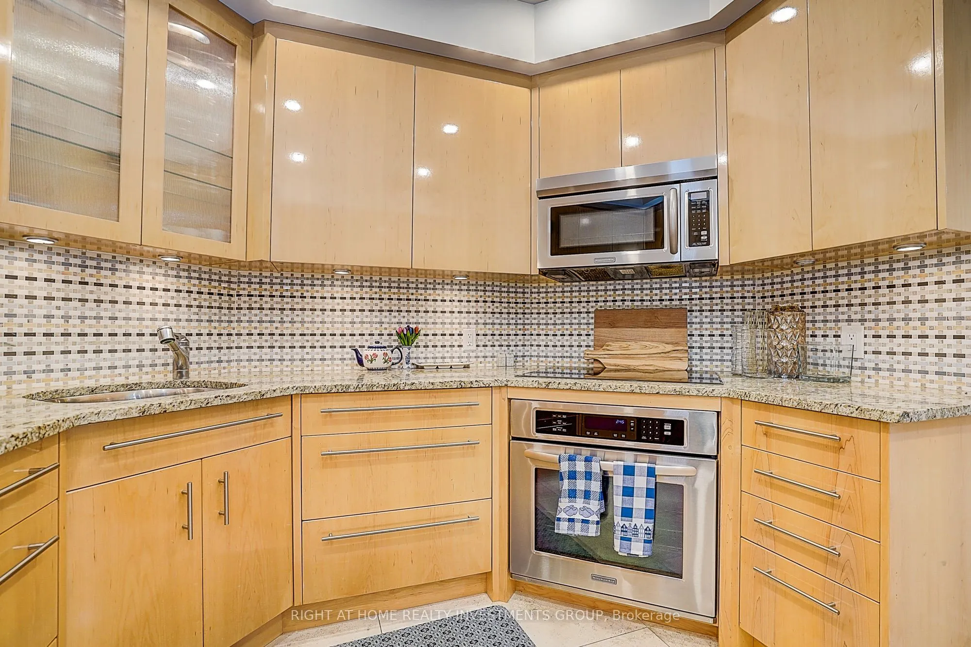 500 Avenue Road #102