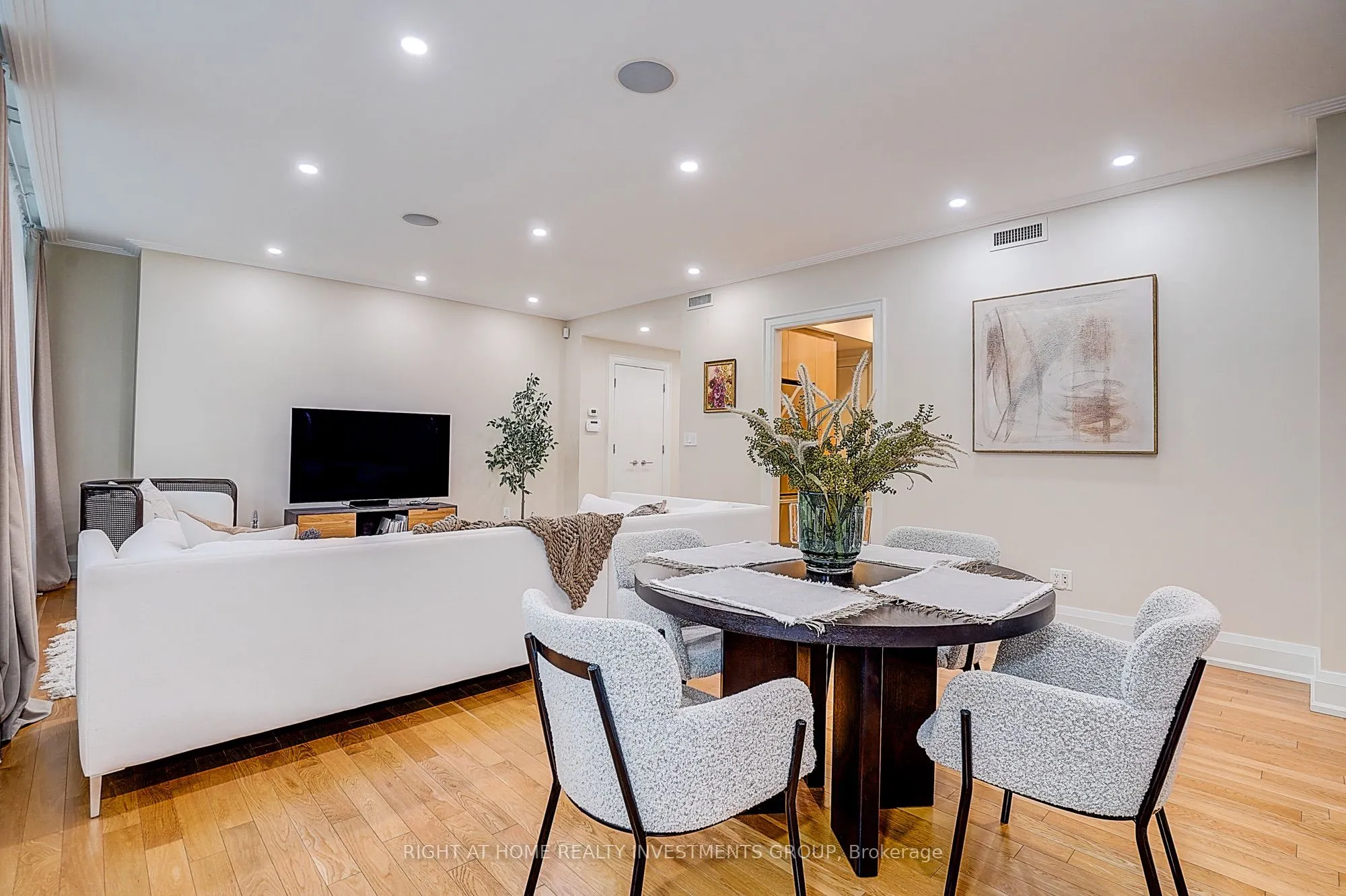 500 Avenue Road #102