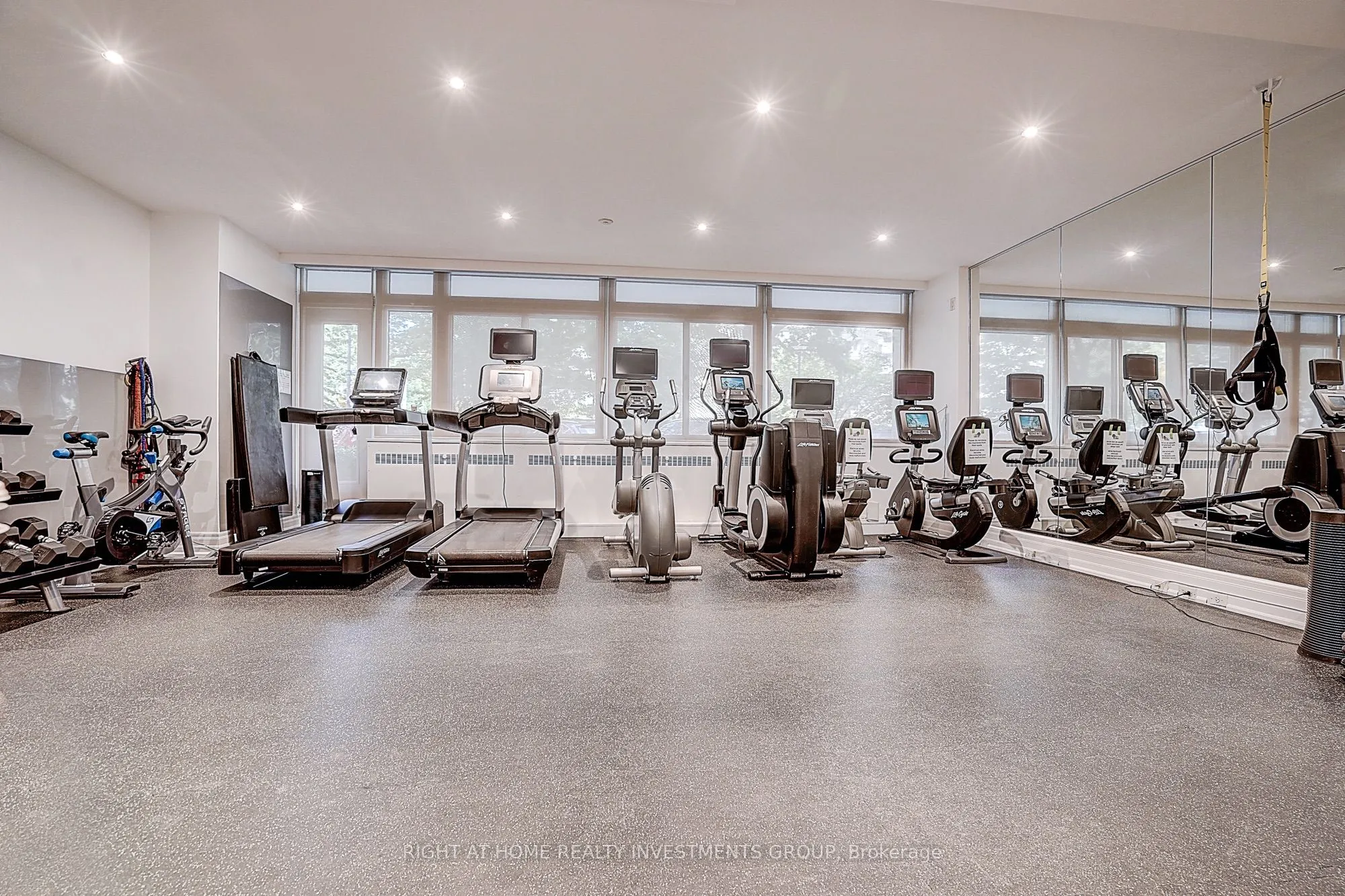 500 Avenue Road #102