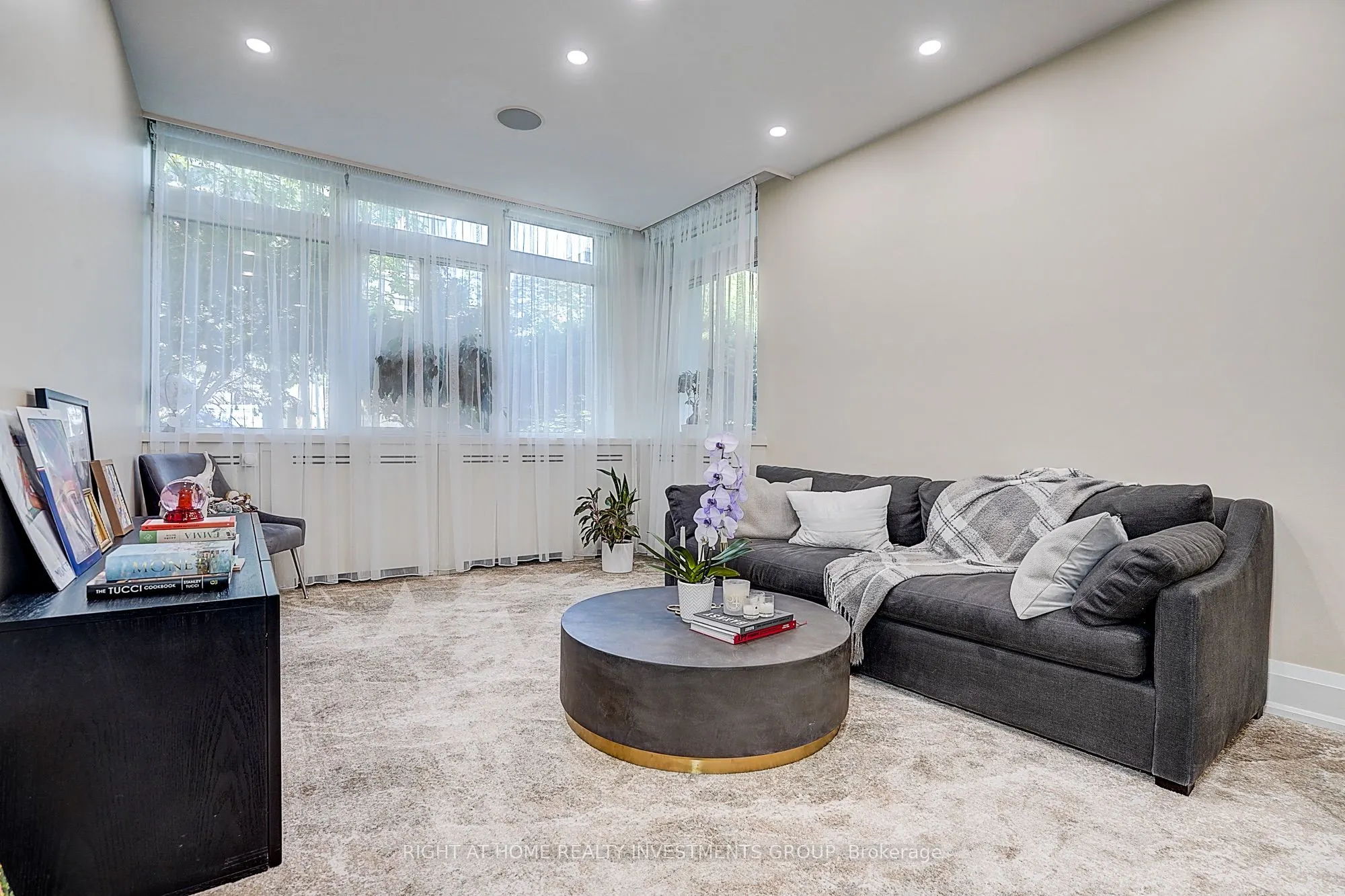 500 Avenue Road #102