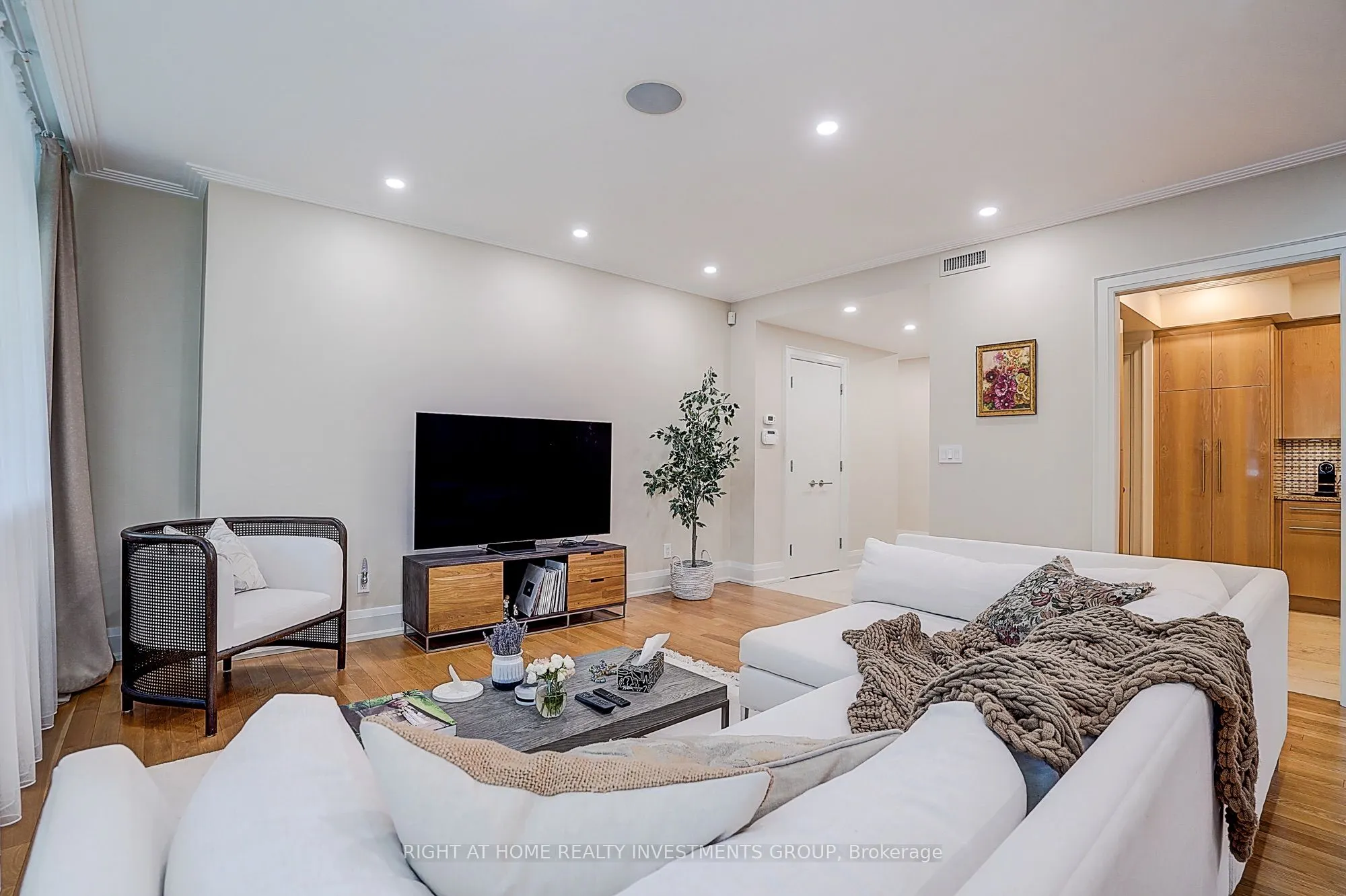 500 Avenue Road #102