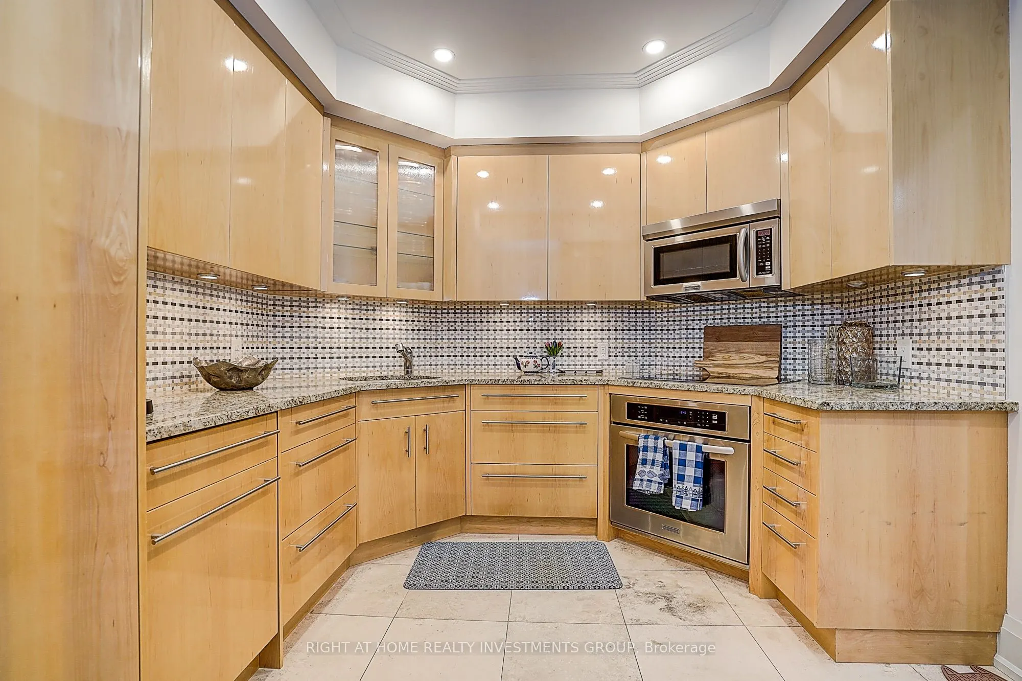 500 Avenue Road #102