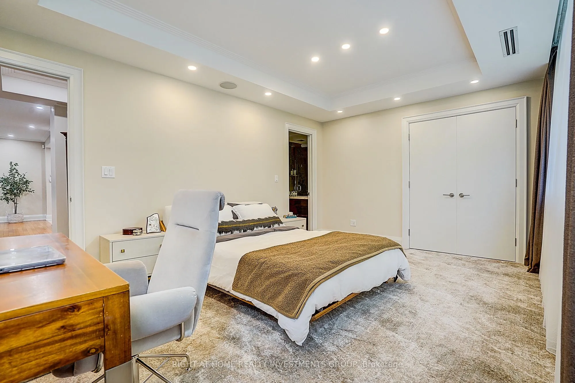 500 Avenue Road #102