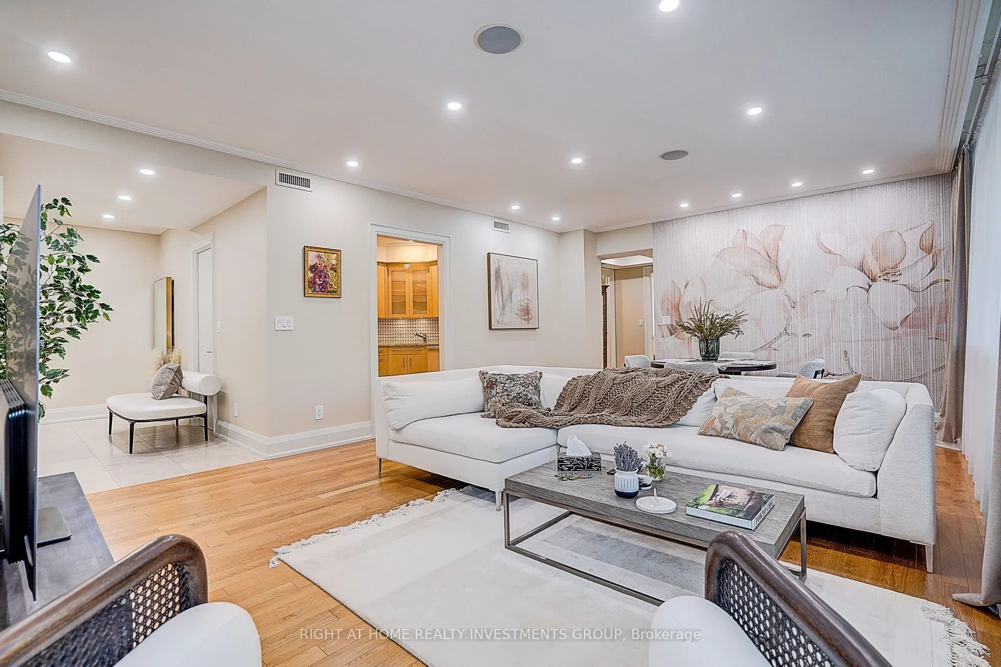 500 Avenue Road #102